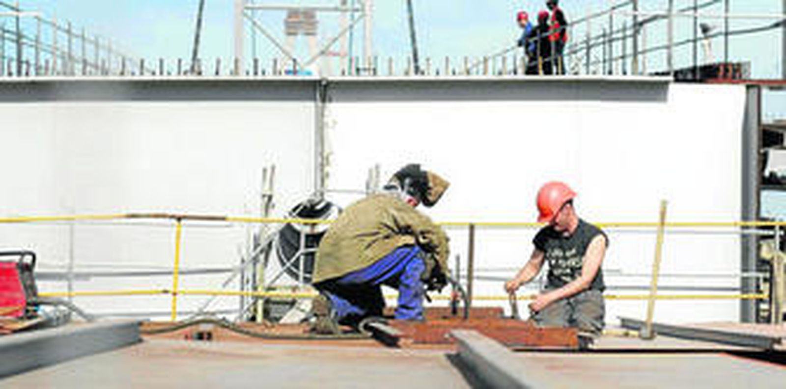 Varios operarios trabajaban en la tarde de ayer sobre el tablero del puente.