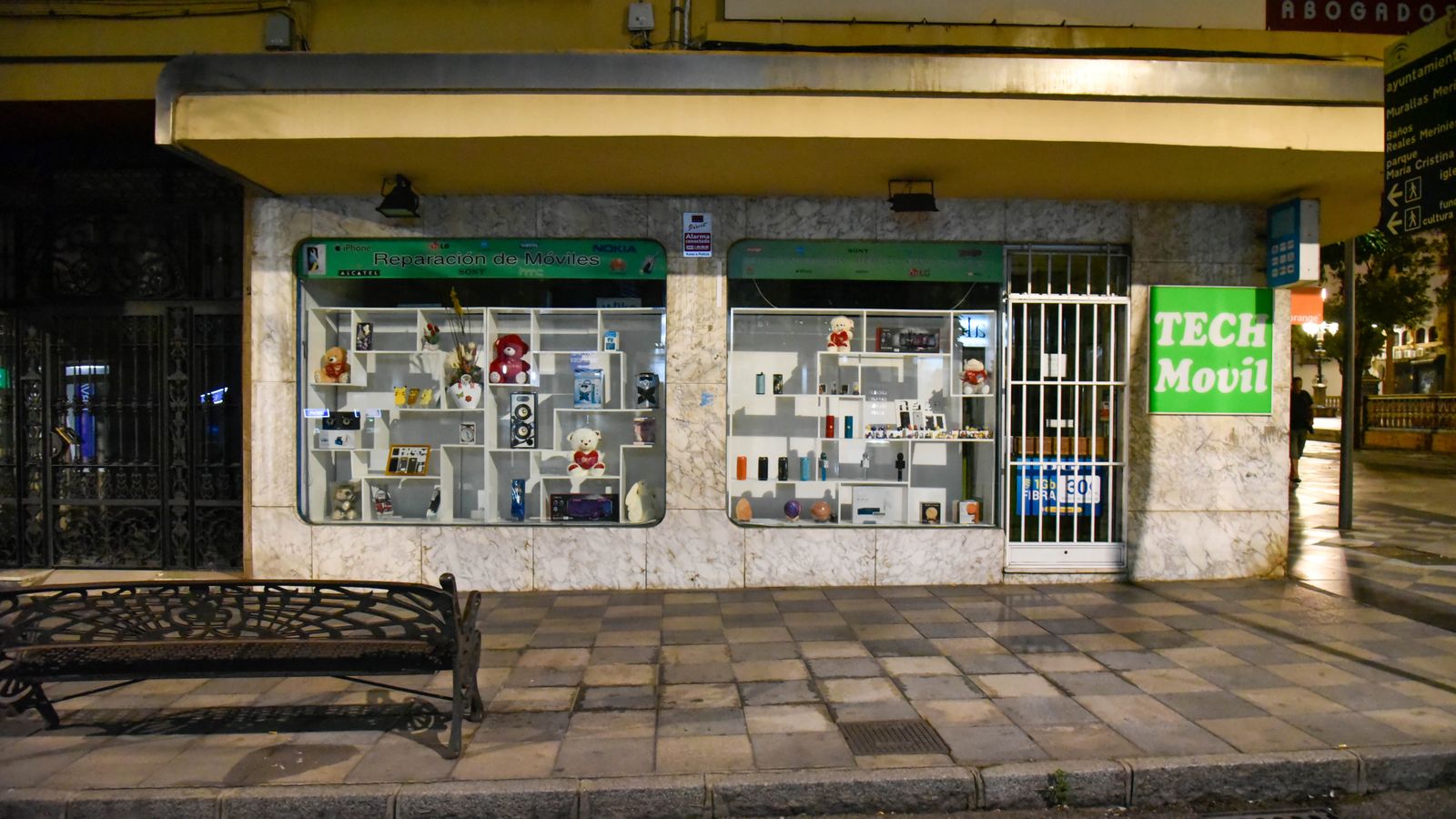 Fotos de edificios públicos y escaparates apagados en Algeciras por el plan de ahorro energético