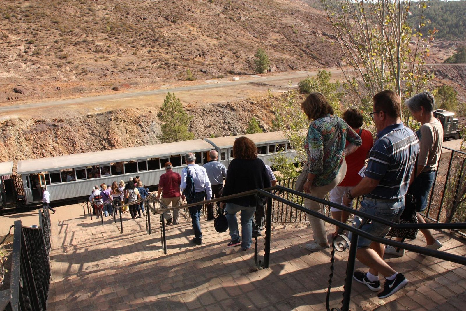 Un grupo de turistas se dispone a iniciar un recorrido en el tren minero.