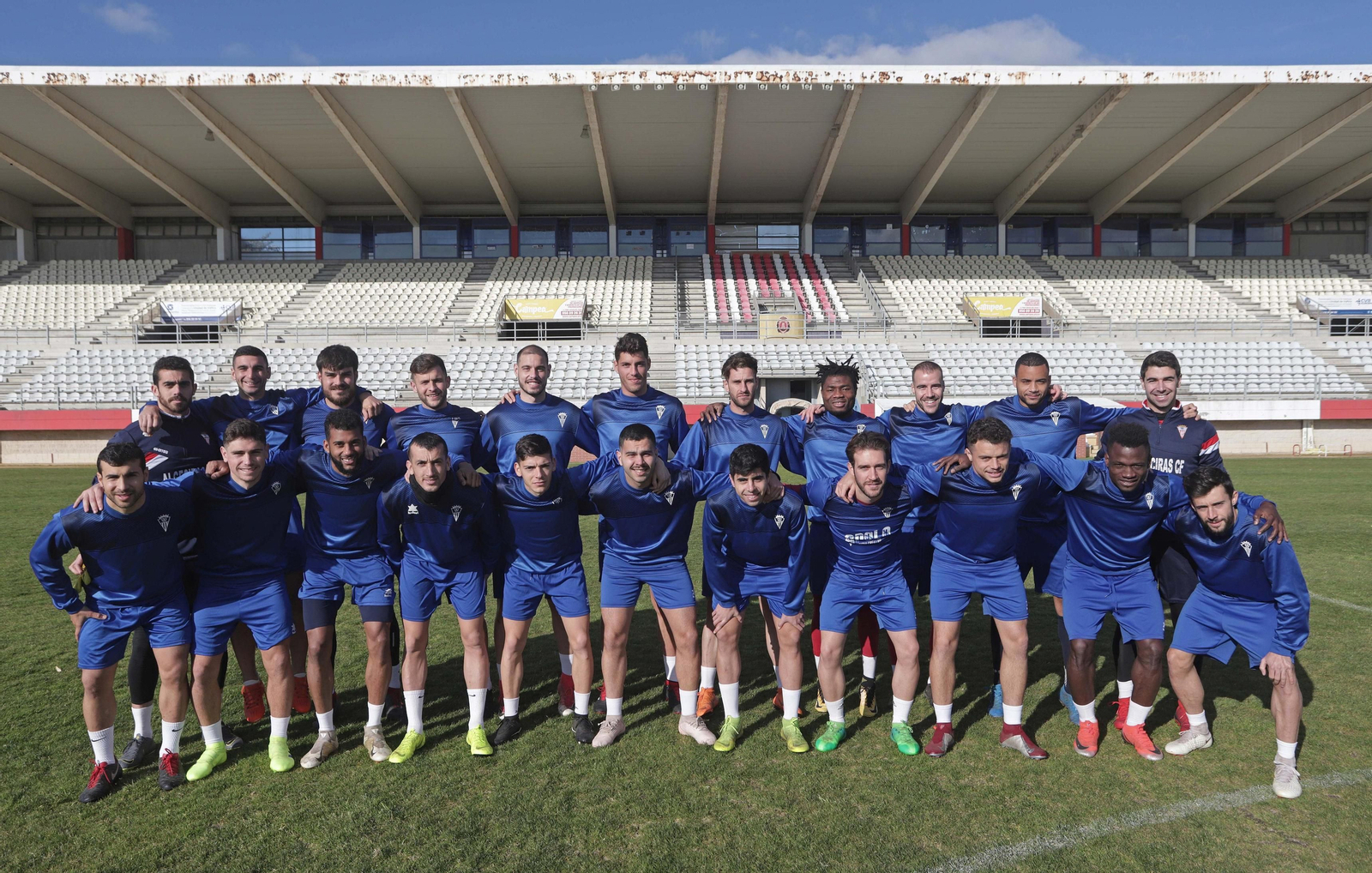 La plantilla del Algeciras posa junta en el Nuevo Mirador.