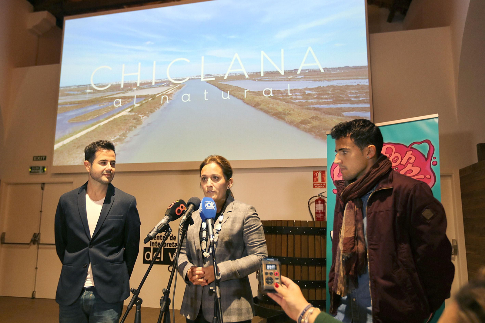Ana González mostró ayer la proyección acompañada de Juan José Alba (izq.) y Jorge Carmona.