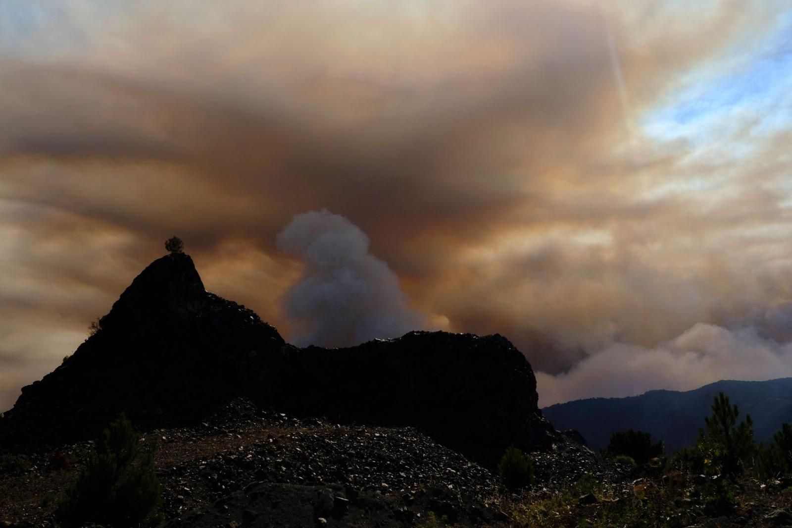 La nube de humo del incendio de Pujerra oscureció el cielo. La nube de humo del incendio de Pujerra oscureció el cielo.