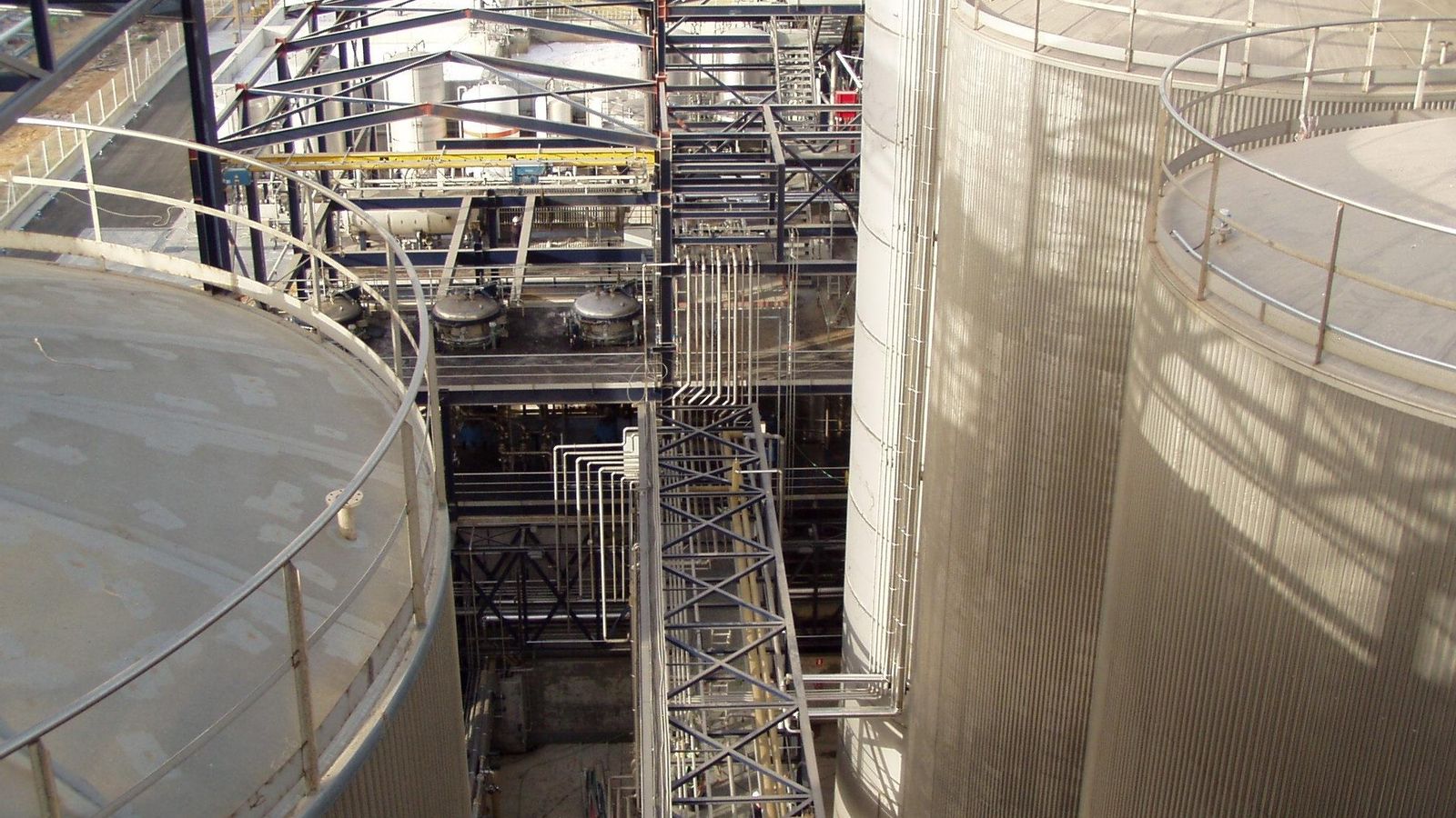 Interior de las instalaciones de Lipsa donde se refina el nuevo biocombustible.