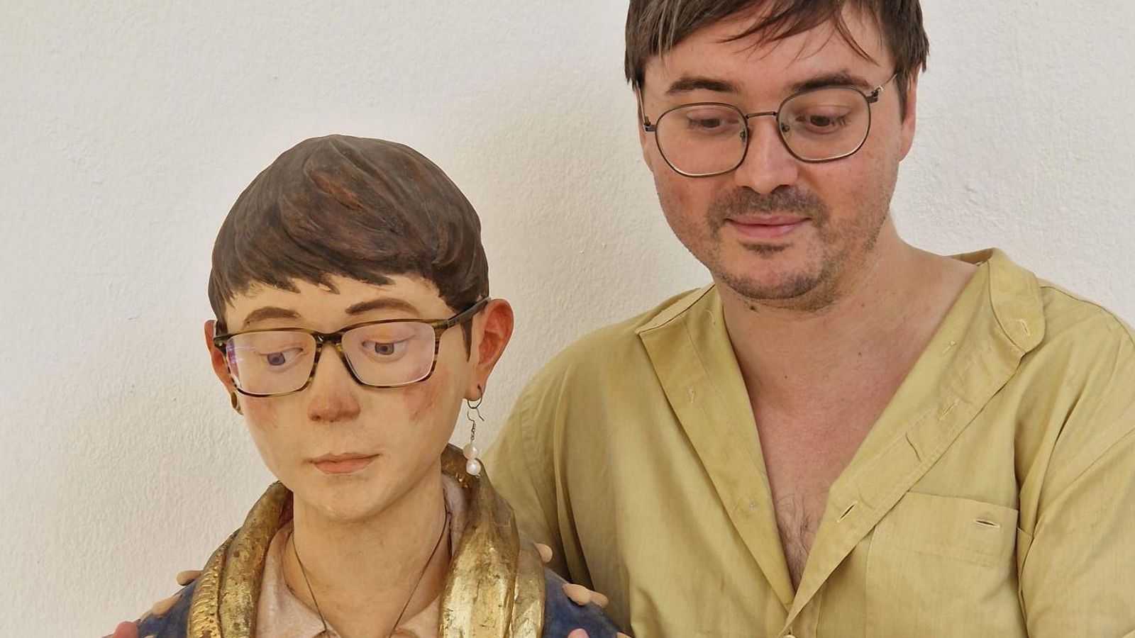 El artista junto a una de sus obras.