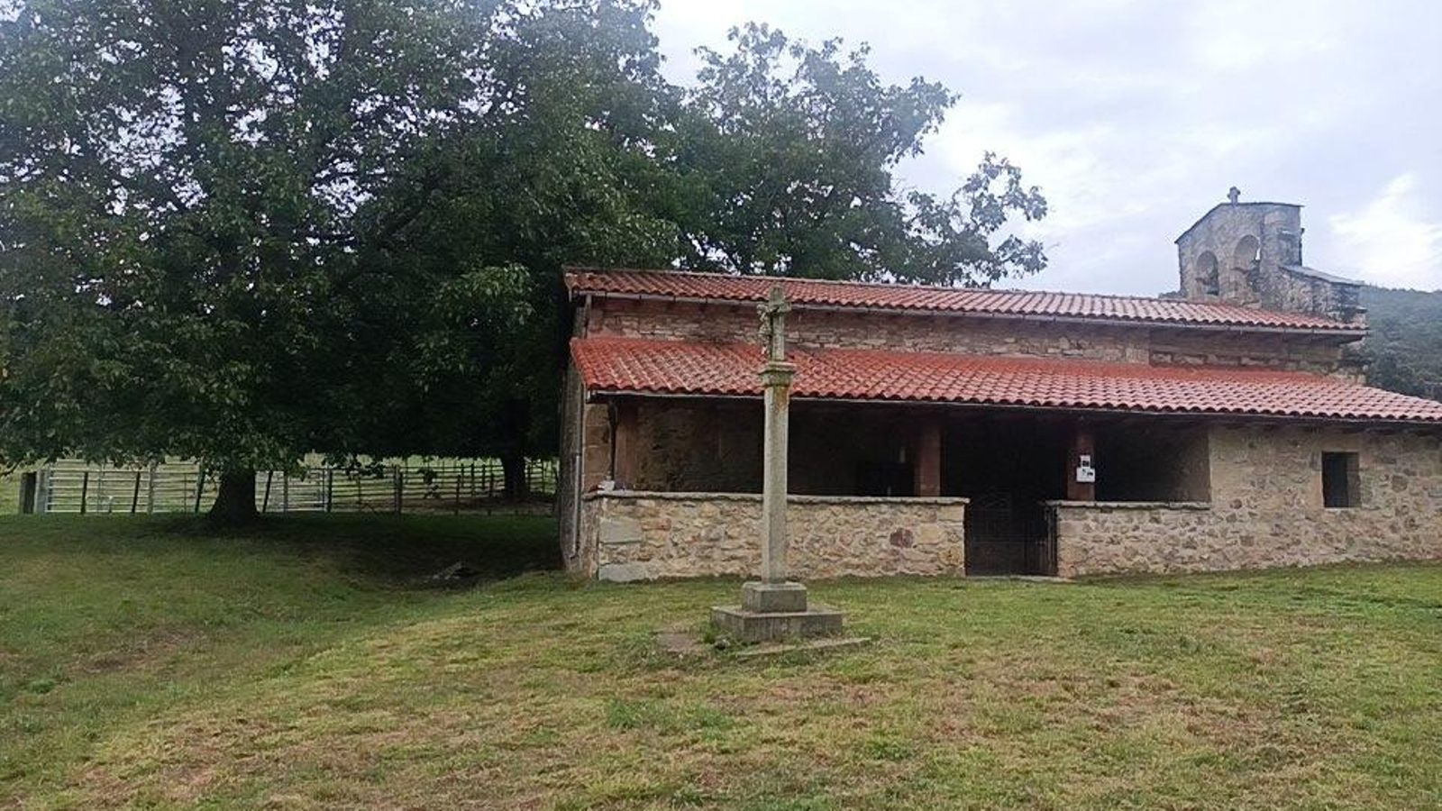 Iglesia de San Medel del Taranco, reconstruida sobre las ruinas del Monasterio del Taranco.