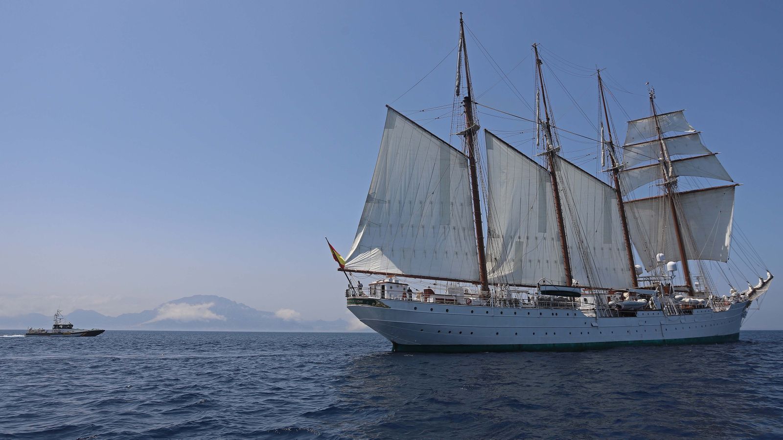 Fotos del 'Juan Sebastián Elcano' navegando por el Estrecho