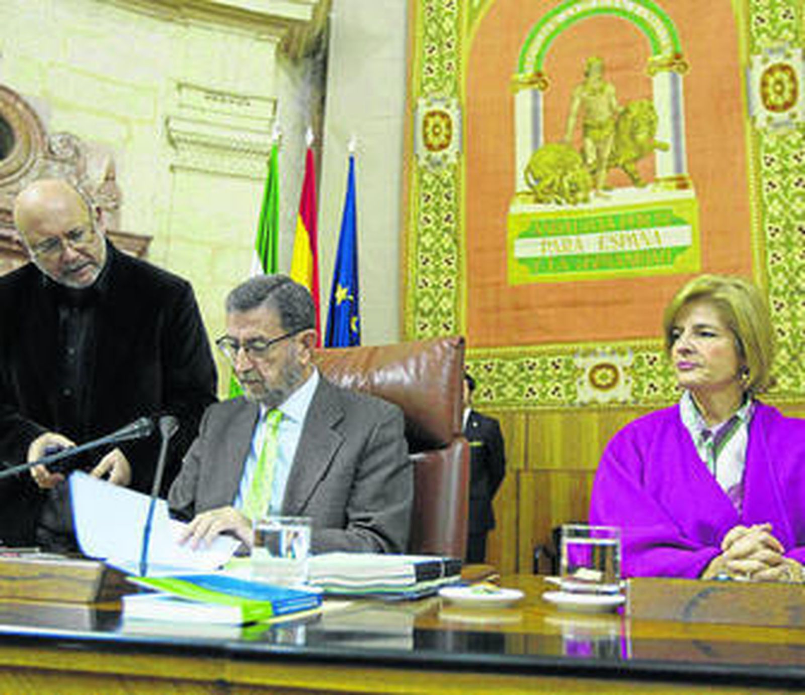 Manuel Gracia habla con Ignacio García Rodríguez junto a Esperanza Oña, ayer al comienzo del debate.