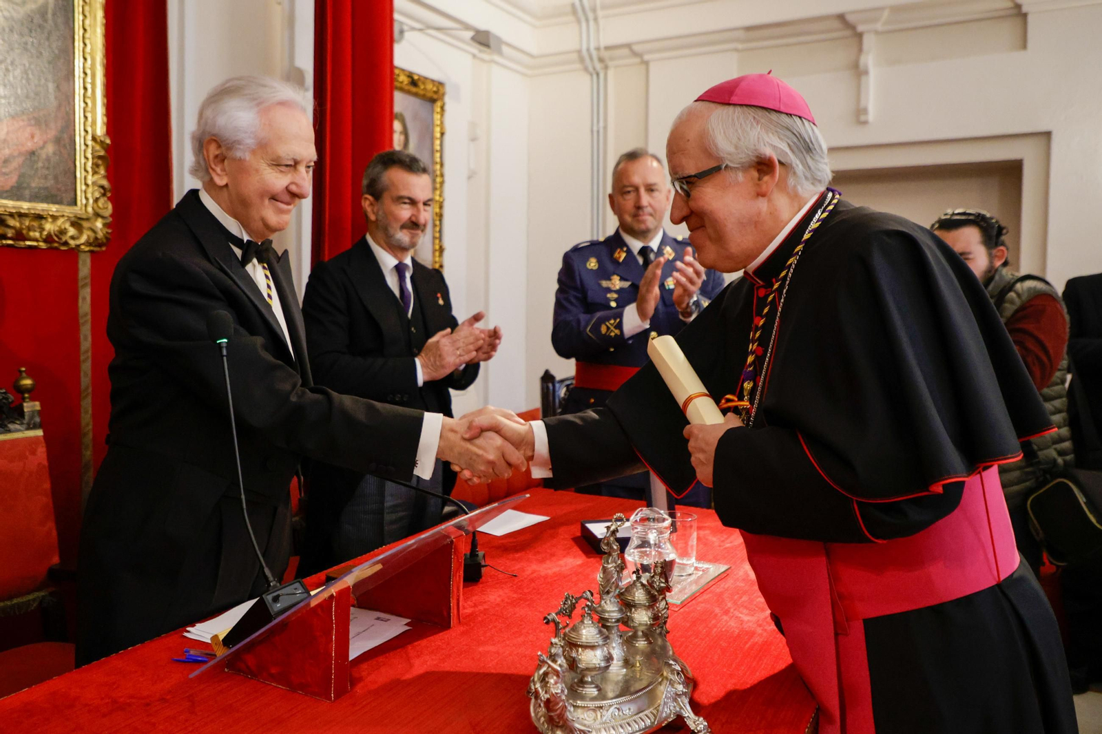 Las imágenes del ingreso como académico de Erudición en la academia de Medicina del arzobispo José Ángel Saiz Meneses