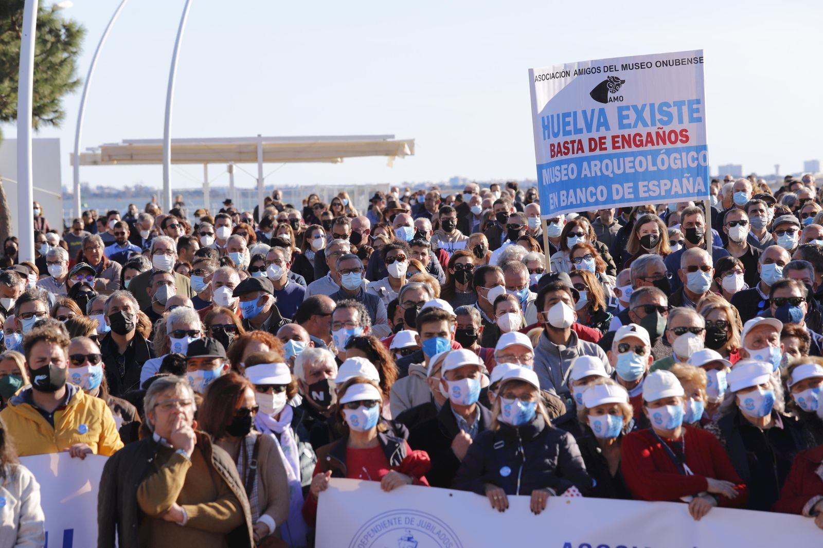 Los onubenses se concentran en el Paseo de la Ría contra el déficit de infraestructuras en la provincia.