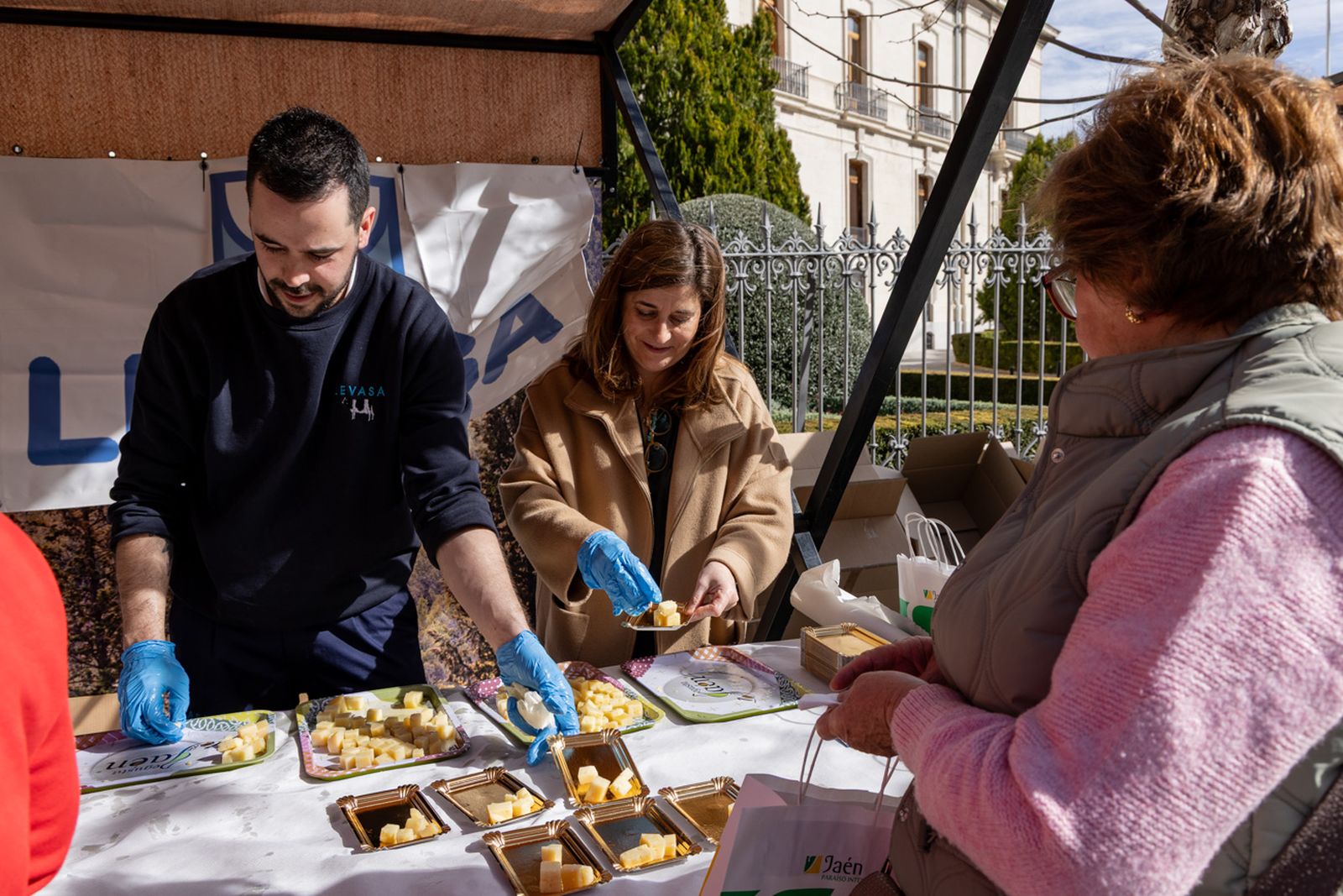 Izado de la Bandera de Andalucía y en un desayuno molinero en Jaén