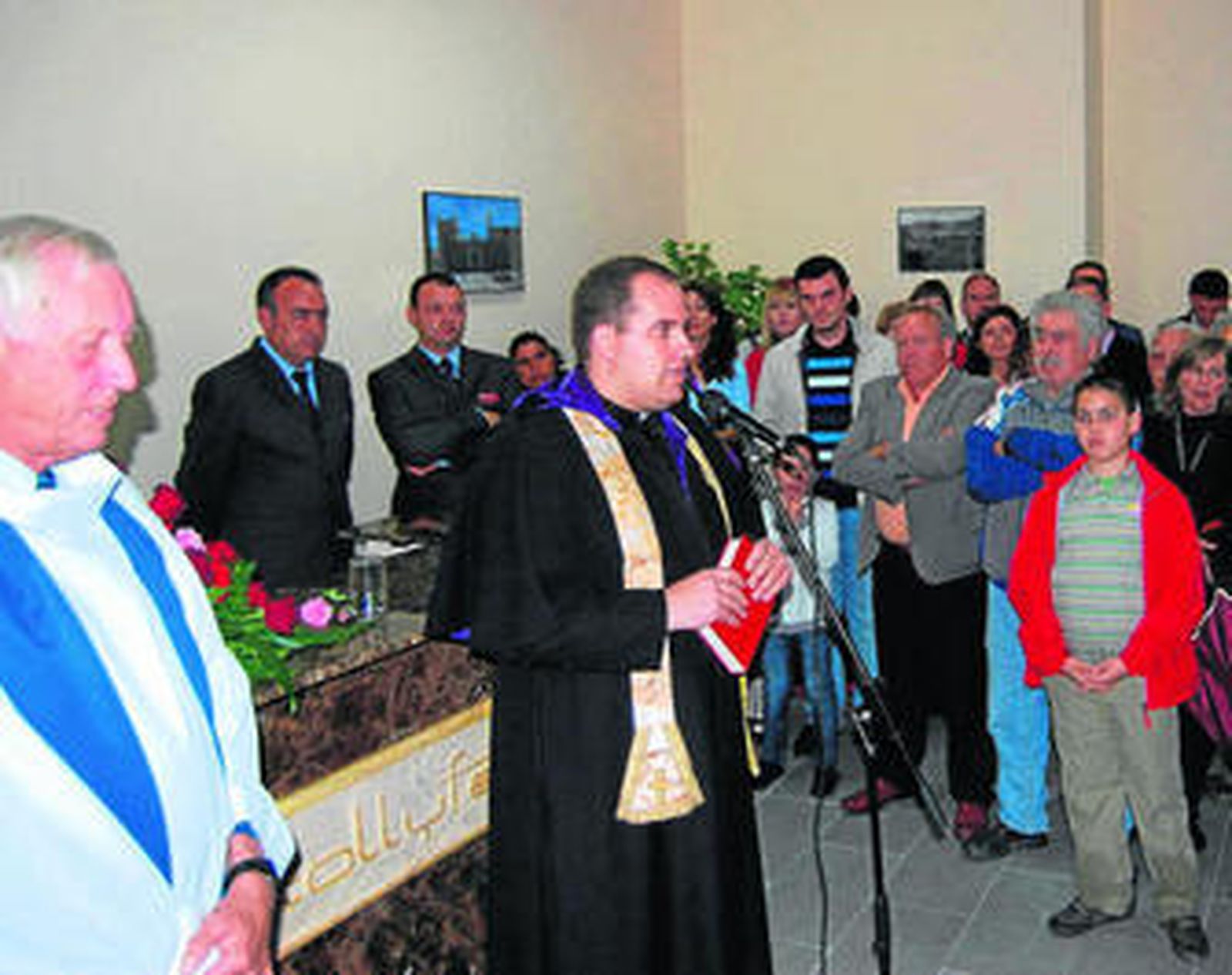 Numerosos vecinos acudieron a la bendición y a las jornadas de puertas abiertas del edificio.