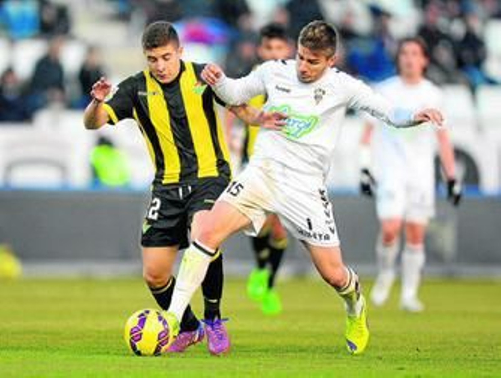 Portillo, que hizo un buen partido, trata de arrebatar el balón al centrocampista Portu.