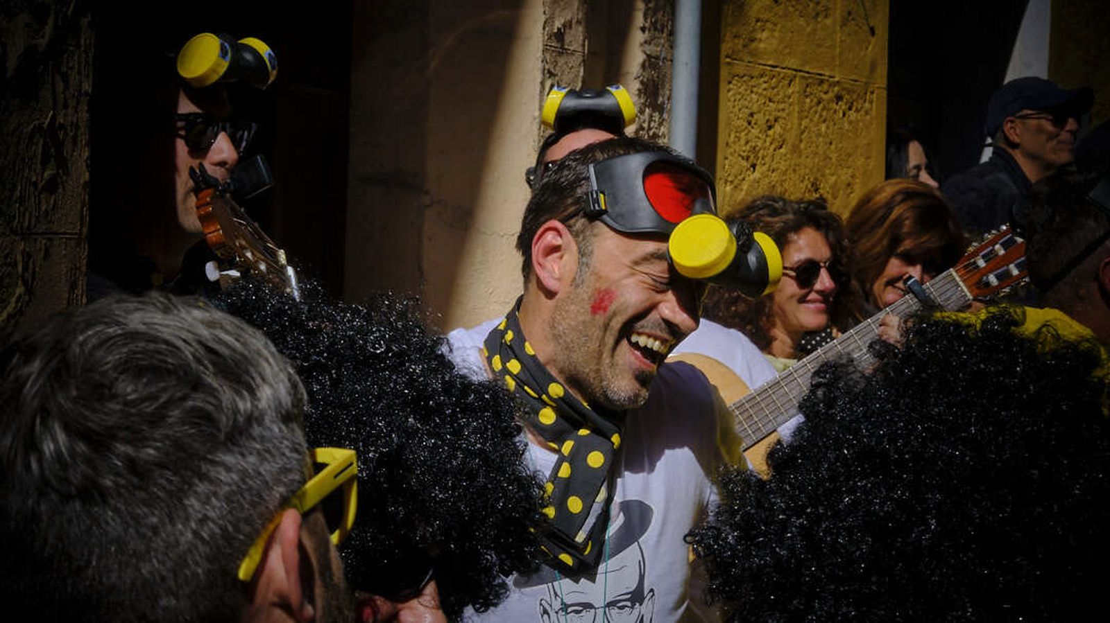 La chirigota 'Narcos de la frontera', en la calle Sagasta el Domingo de Carnaval.