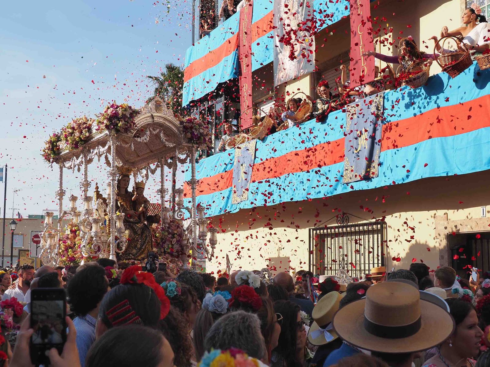 Las imágenes de la procesión de la Virgen de la Bella por las calles de Lepe en 2022