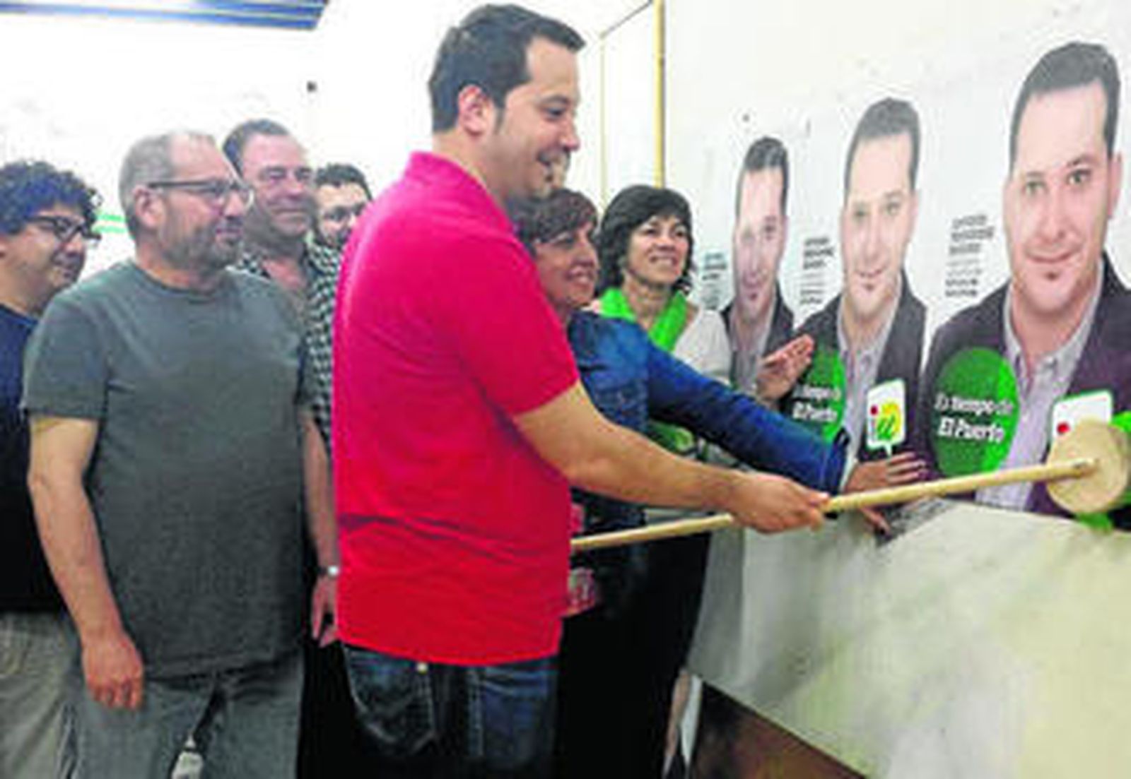 Antonio Fernández, alcaldable de IU, durante la pegada de carteles en la apertura de campaña.