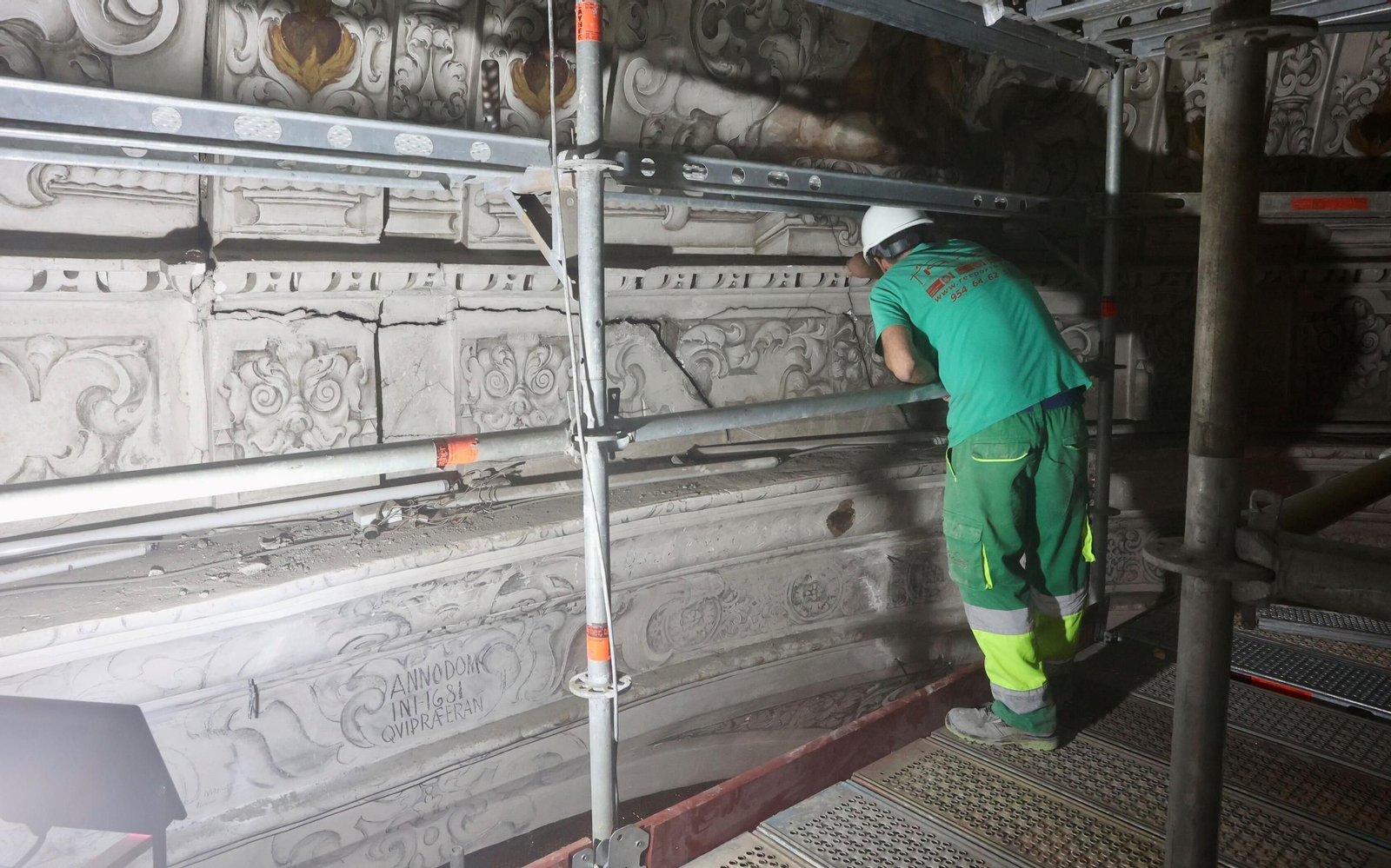 Un operario trabajando en el hospital de la Caridad recientemente. Un operario trabajando en el hospital de la Caridad recientemente.