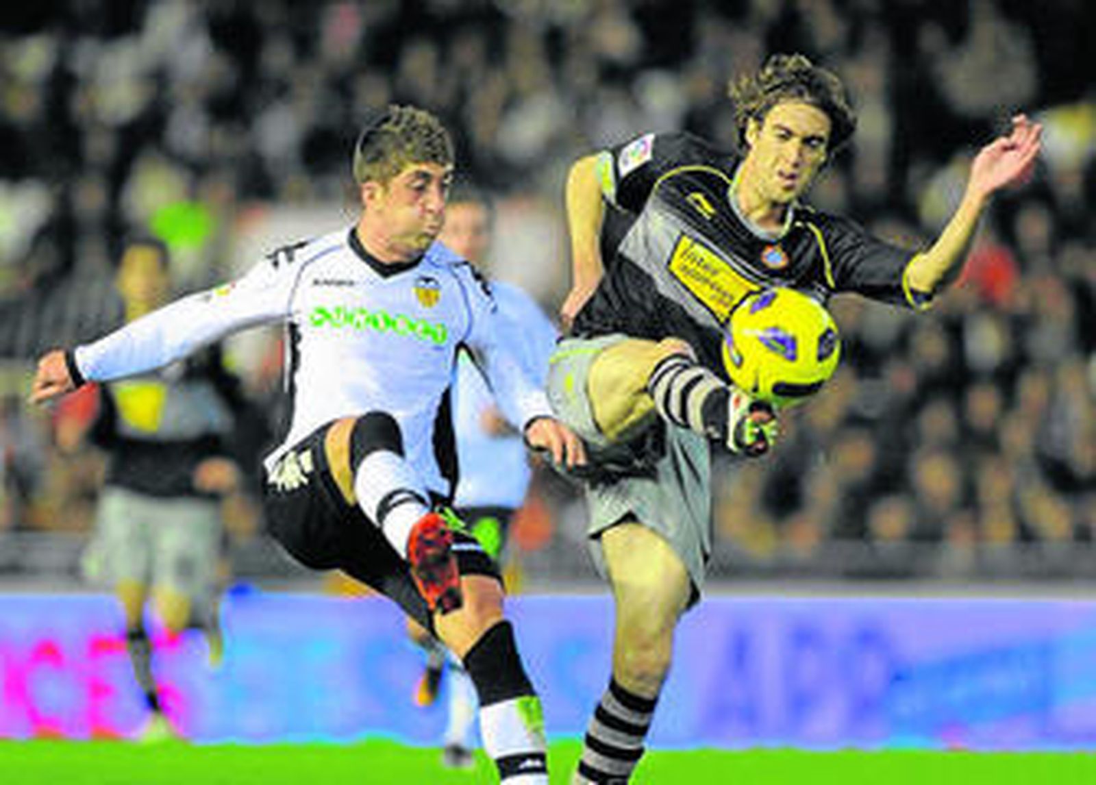 Baena despeja el balón en presencia de Pablo Hernández.