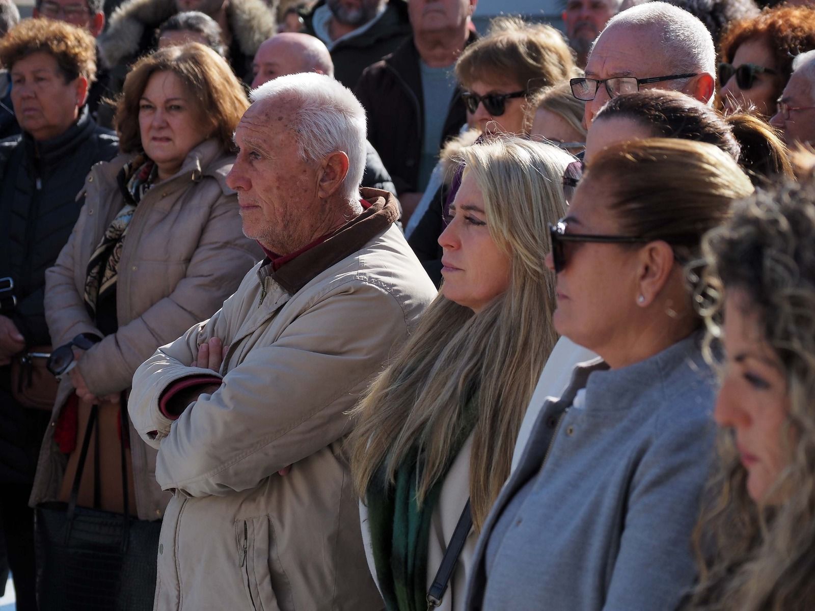Las imágenes de la concentración silenciosa en Punta Umbría por los cinco fallecidos en el accidente de Adamuz