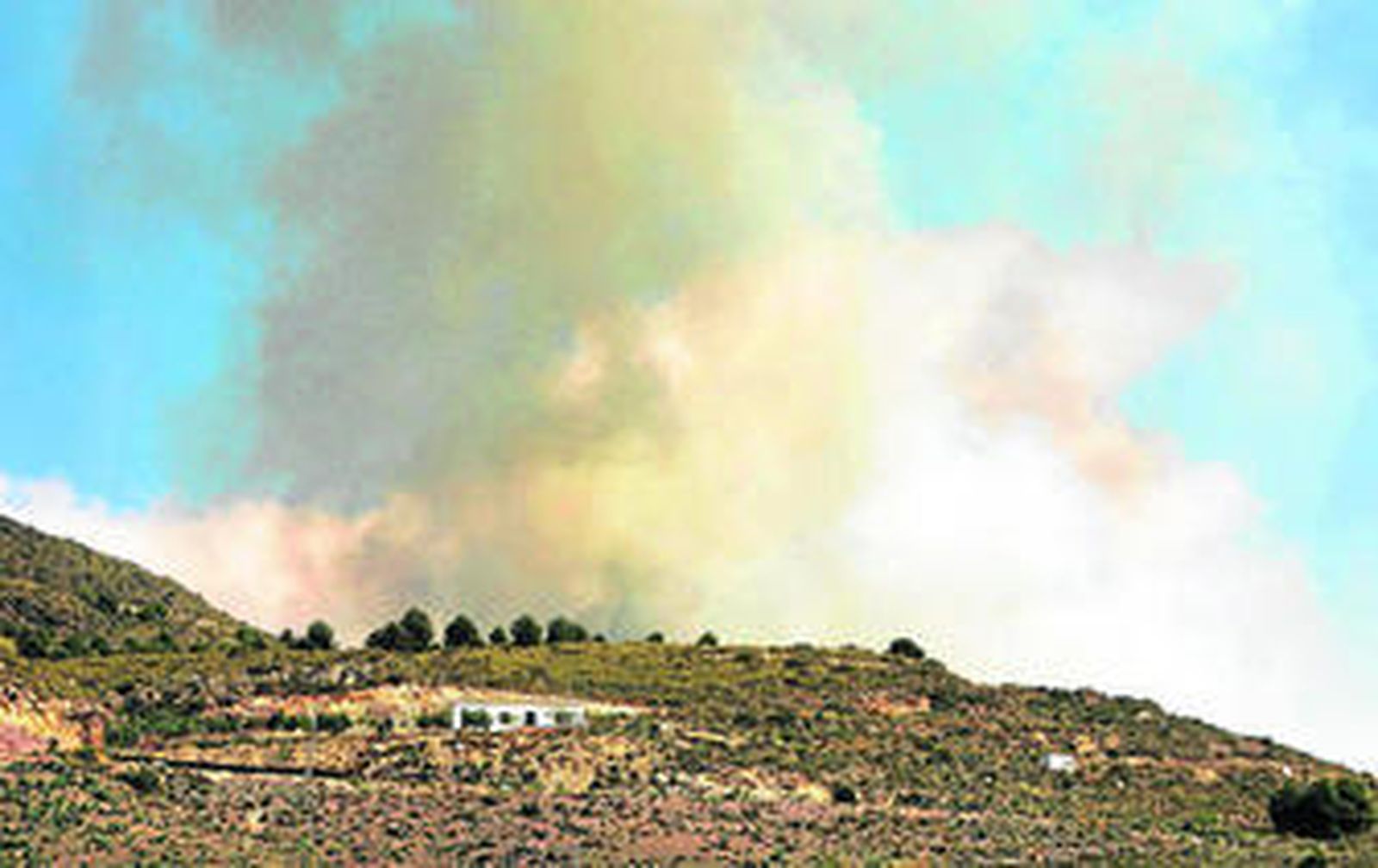 Imagen captada desde la plaza del municipio de Enix, desde el que podía verse la inmensa humareda provocada por el fuego.