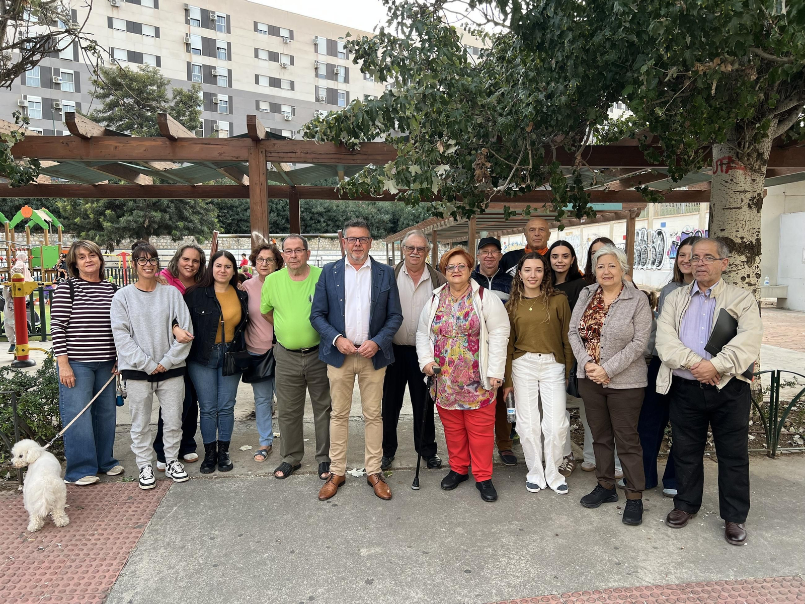 Representantes socialistas con vecinos del distrito.