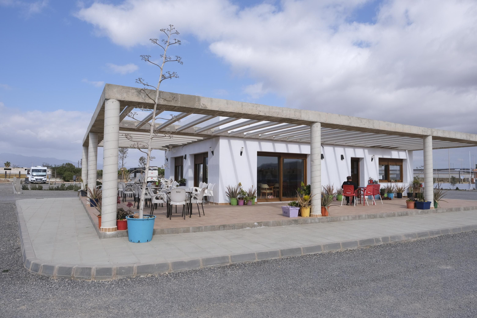 Imágenes de las autocaravanas estacionadas en Cabo de Gata.