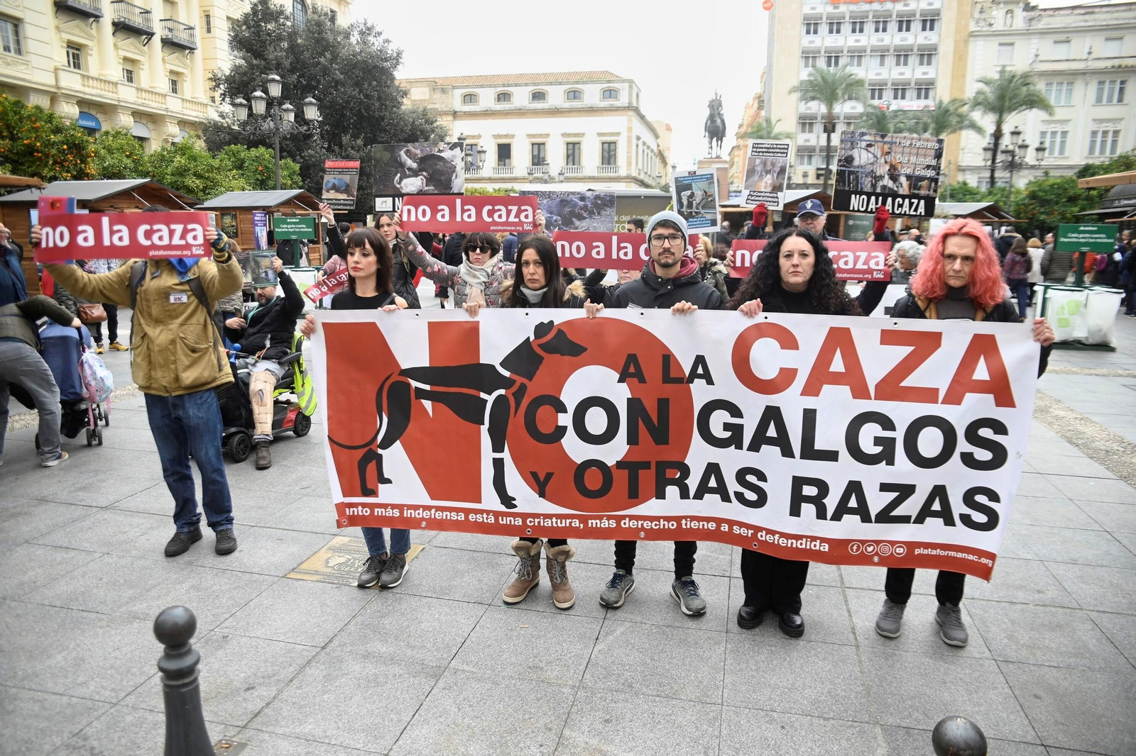 Decenas de personas exigen en Córdoba la protección de los perros utilizados para cazar