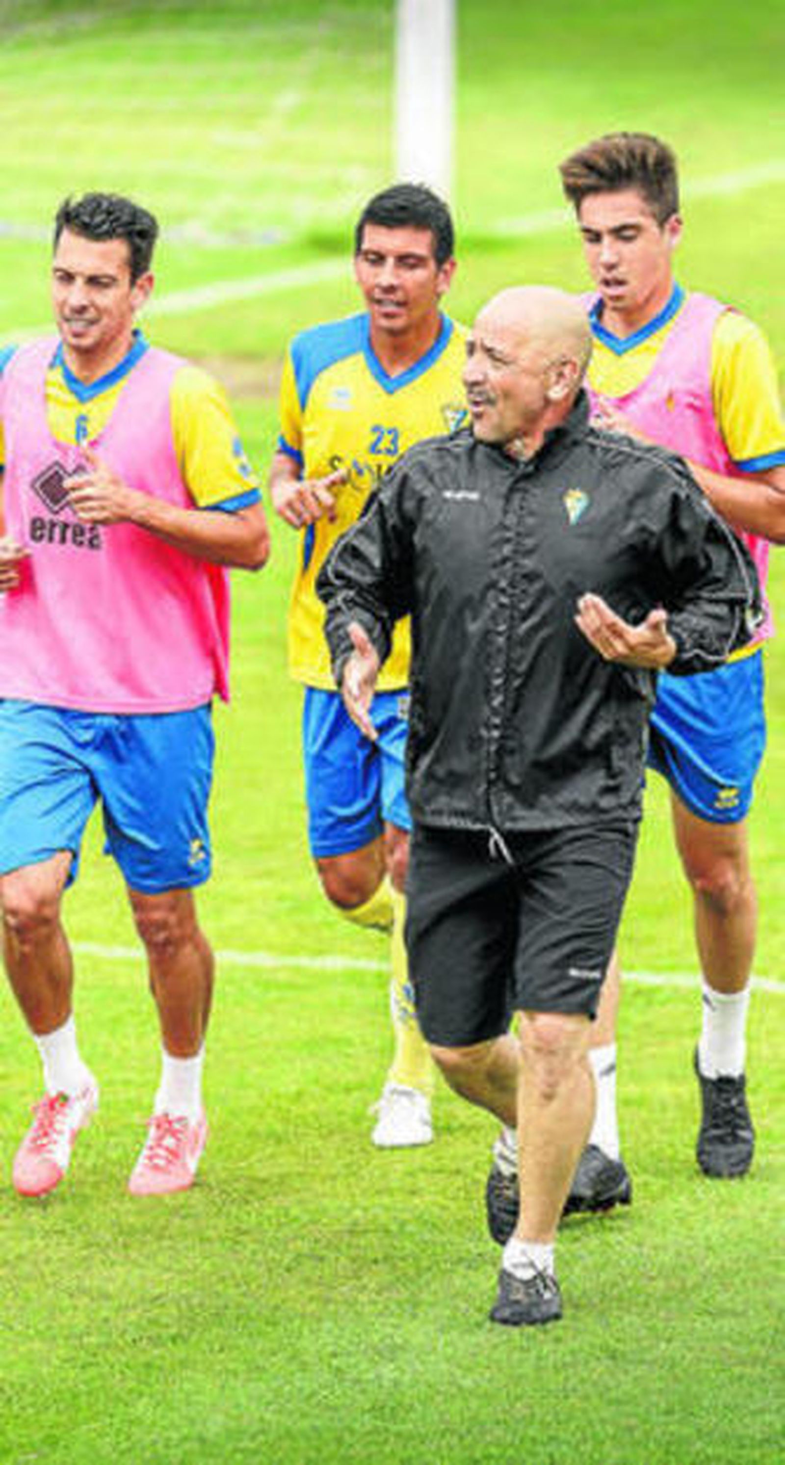 Claudio realiza carrera en compañía de Castaño, Navarrete y Mantecón.