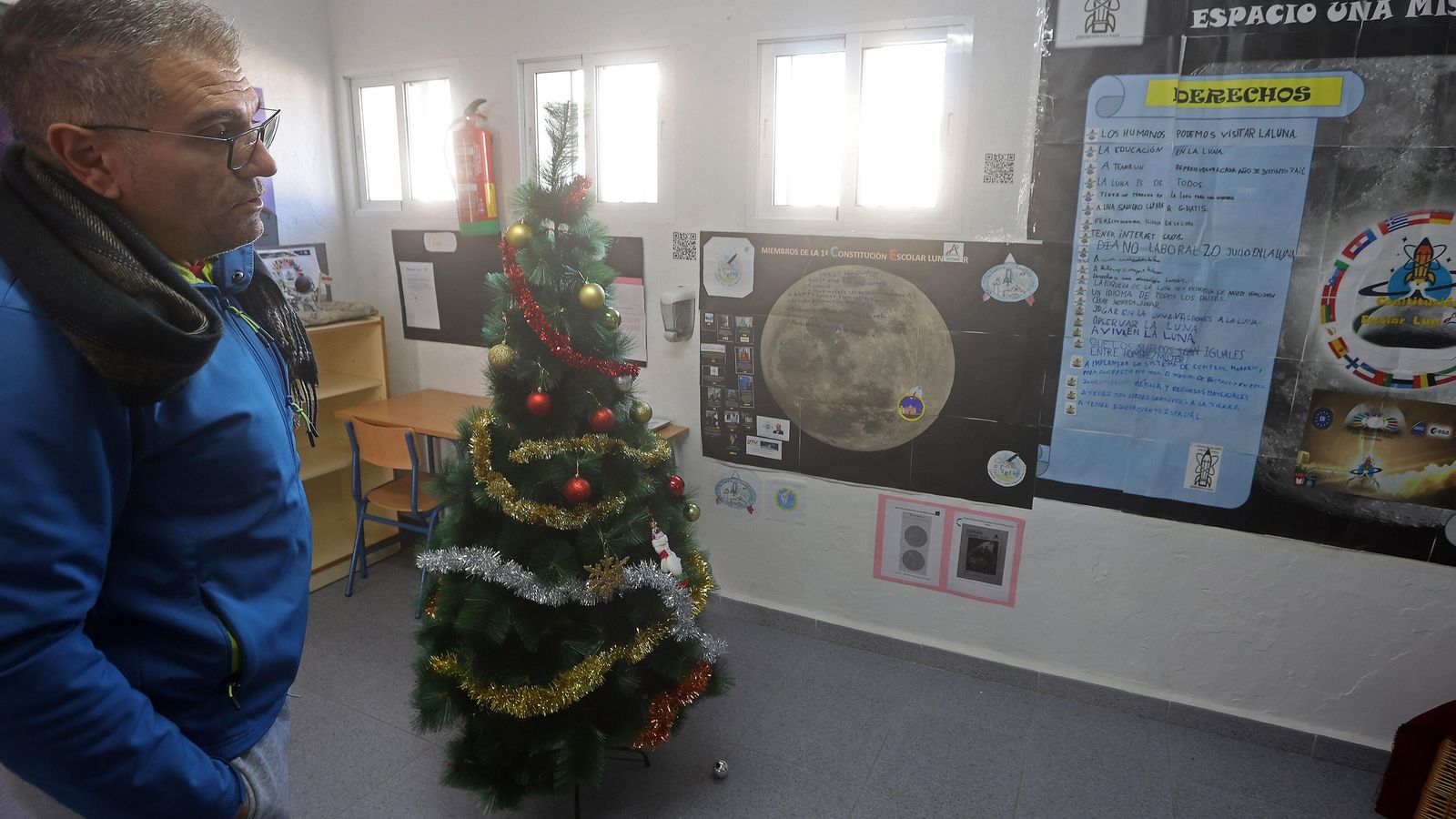 El maestro Herminio Rodríguez muestra el proyecto Constitución Lunar.