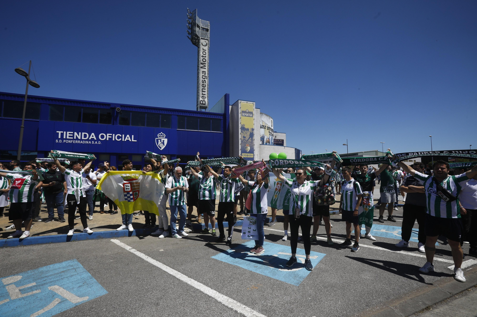 El Córdoba CF recibe el calor de su afición a su llegada a El Toralín antes del partido ante la Ponferradina El Córdoba CF recibe el calor de su afición a su llegada a El Toralín antes del partido ante la Ponferradina