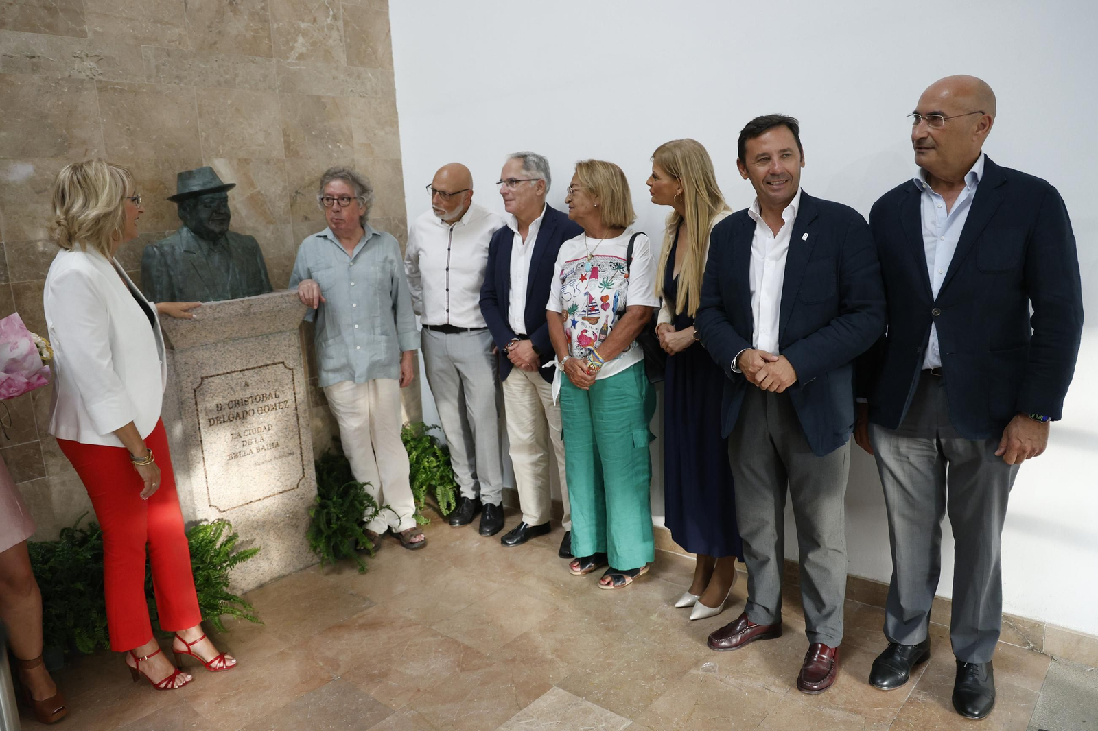 Las fotos de la reubicación del busto de Cristóbal Delgado en el Centro Documental