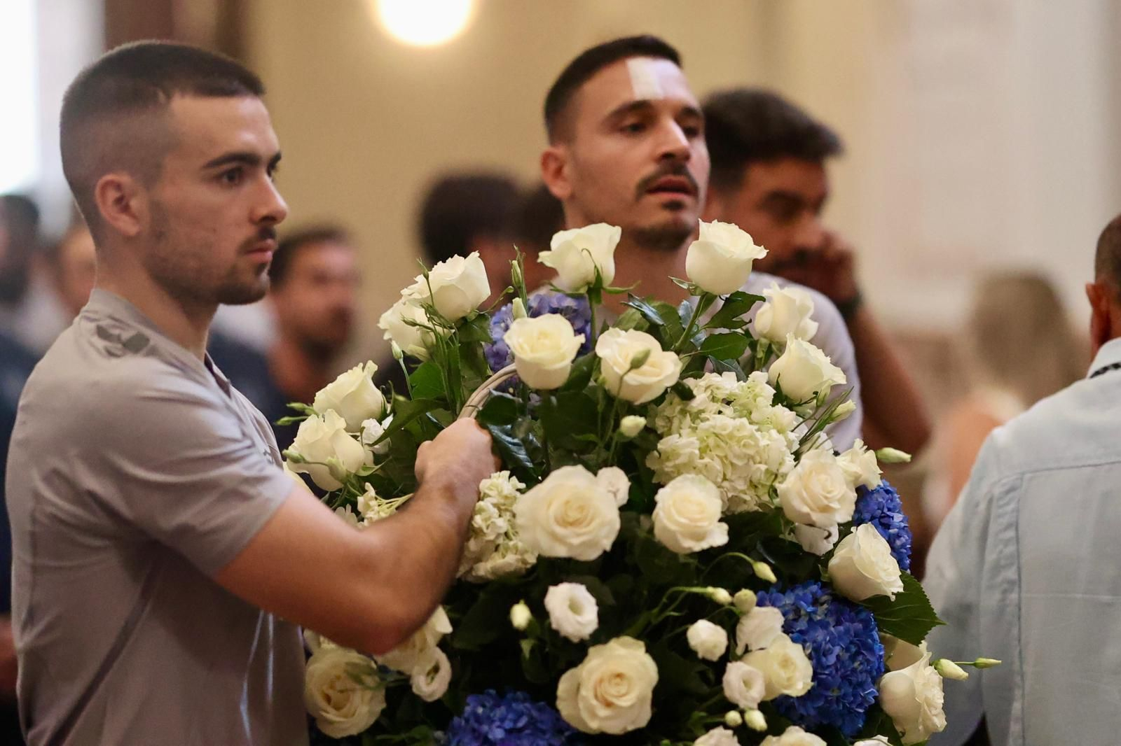La ofrenda del Málaga CF a la Divina Pastora, en fotos