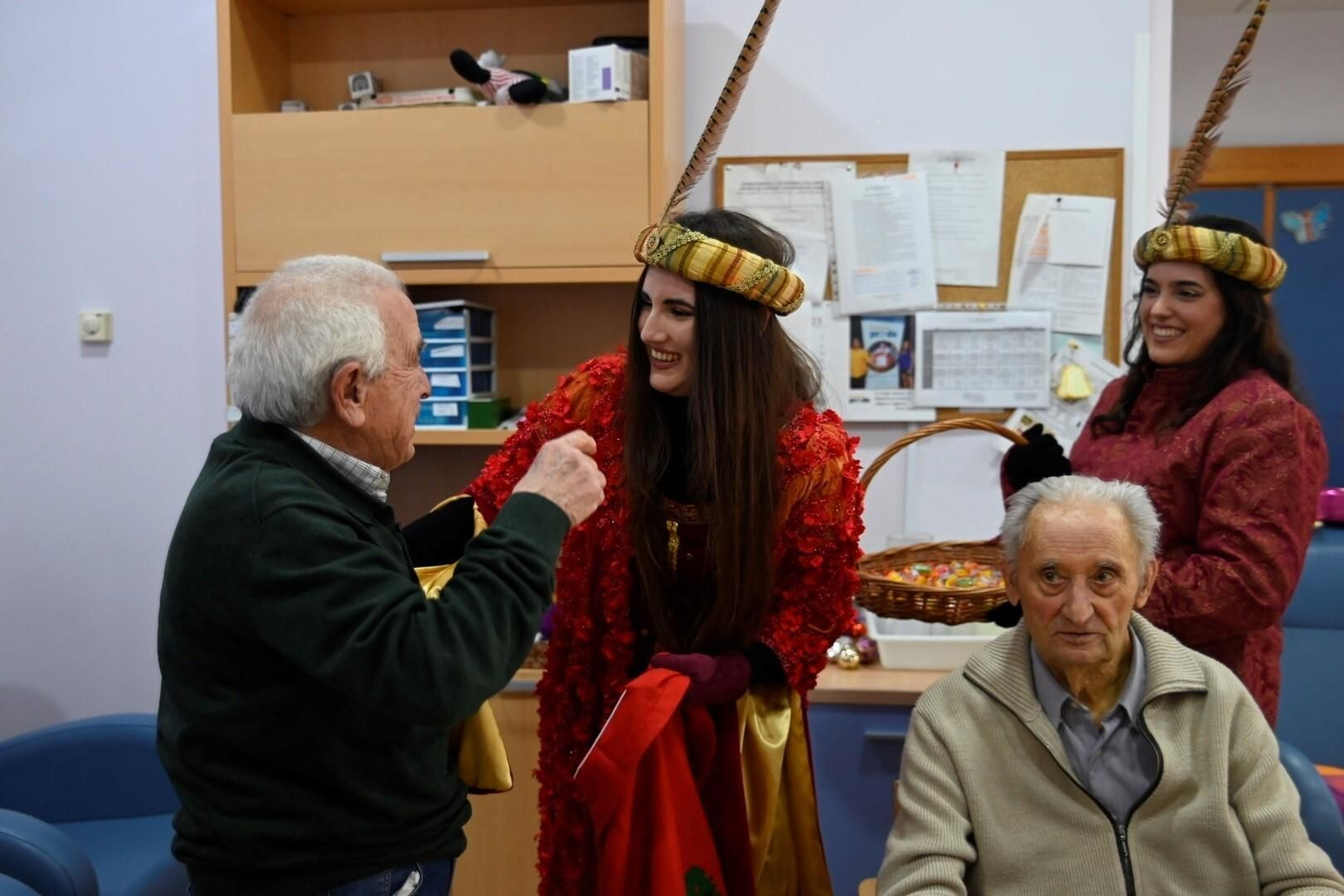La visita de la Cartera Real de Córdoba a la residencia de Alzheimer San Rafael, en imágenes