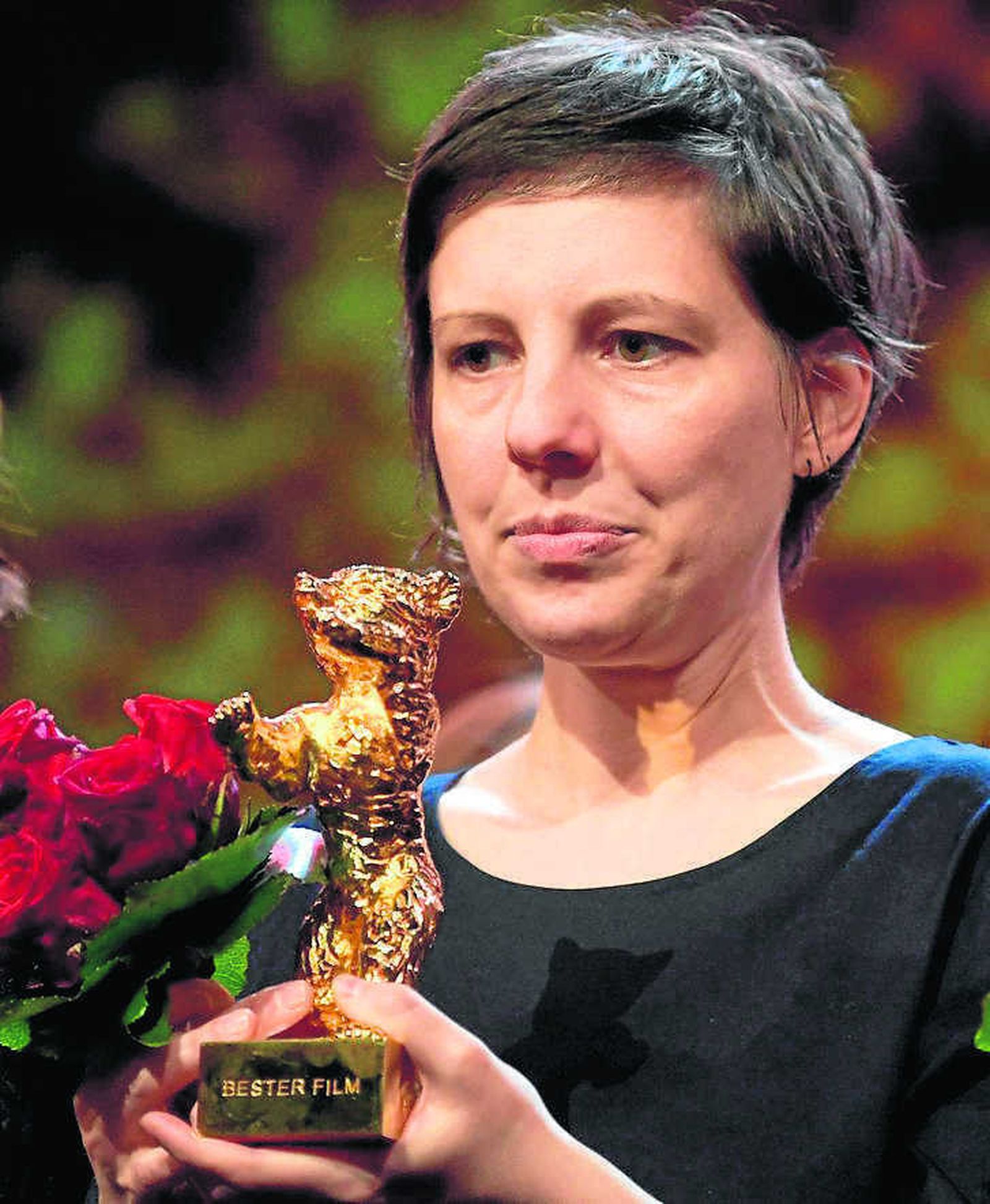La directora rumana Adina Pintilie, con el Oso de Oro a la mejor película.