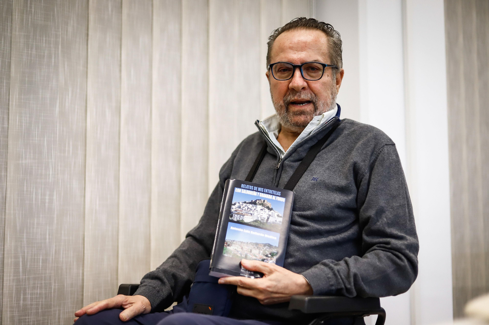 Antonio Luis Gallardo Medina con su nuevo libro