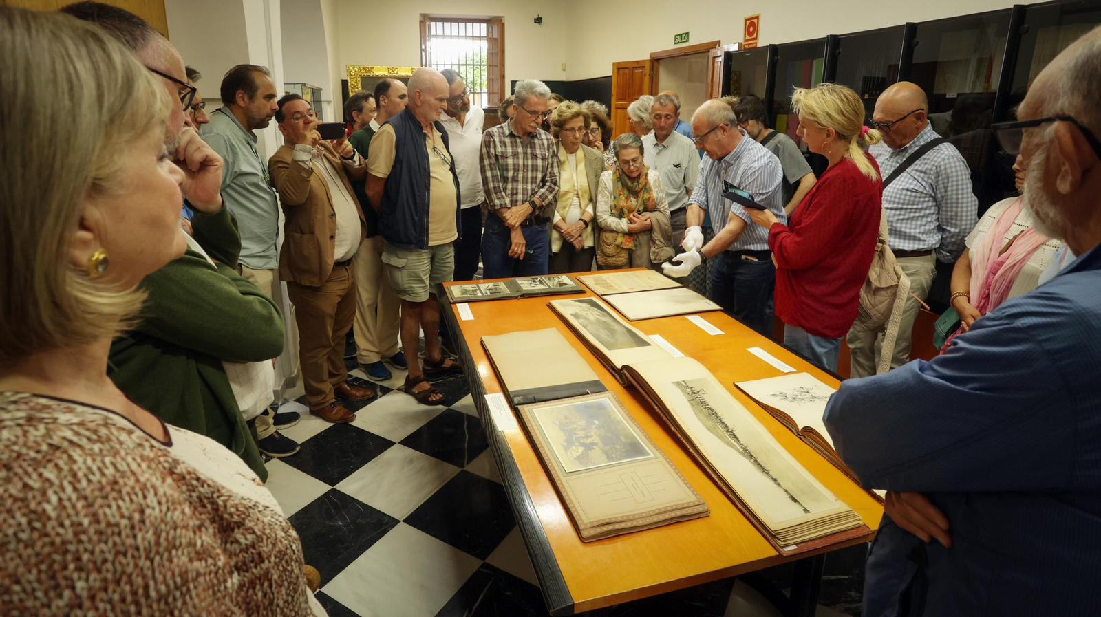 Imágenes de objetos personales de Miguel Primo de Rivera en el Museo Arqueológico de Jerez