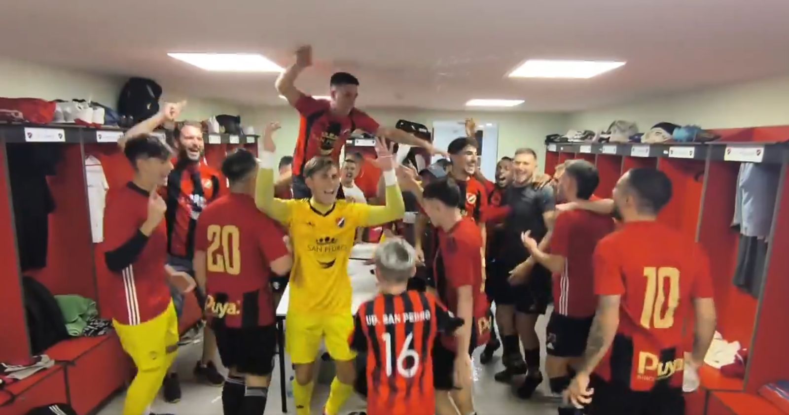 La UD San Pedro celebra su pase.