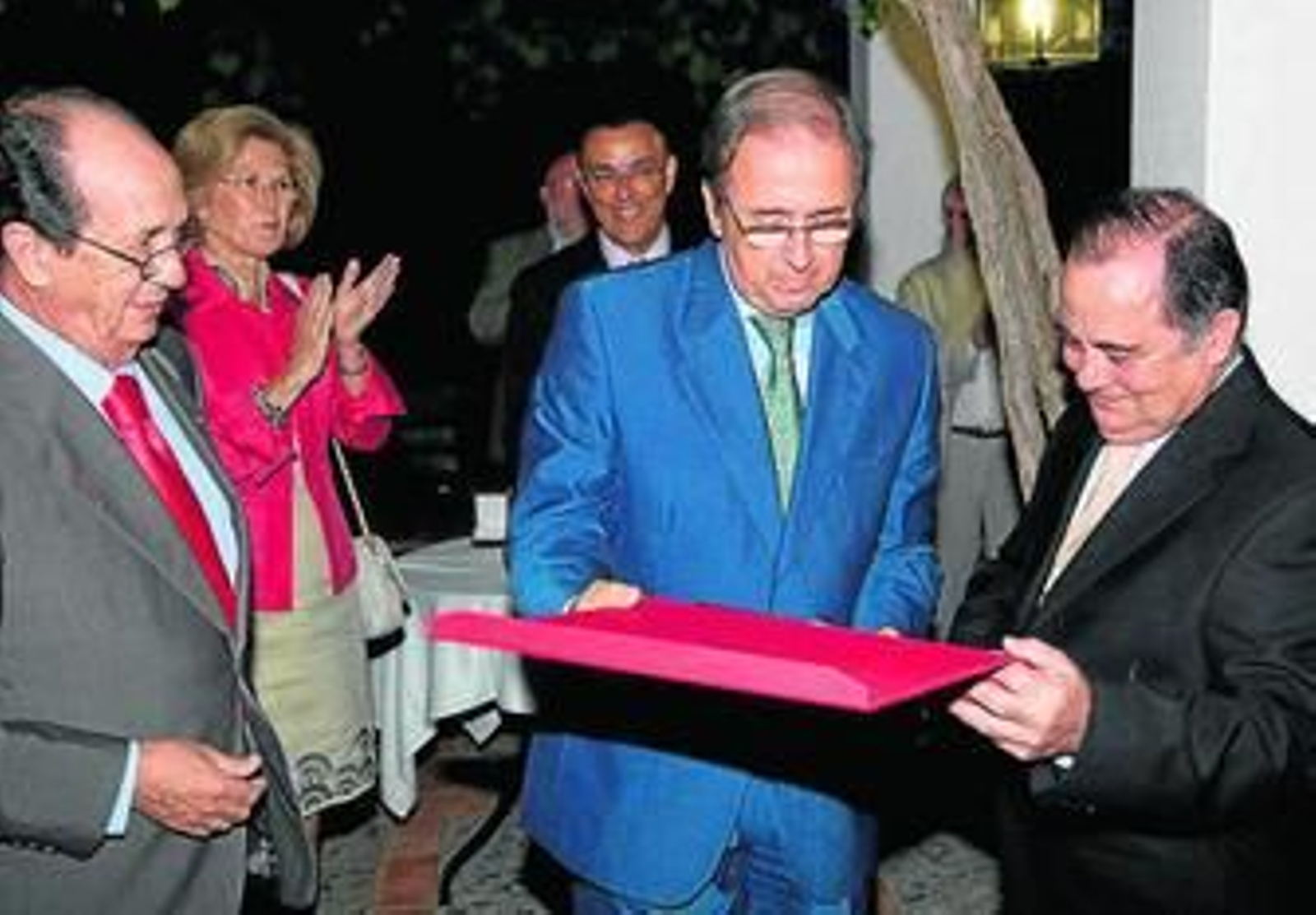 José M. Barranco y Rafael Ávila reconocen la labor de Antonio Campos.