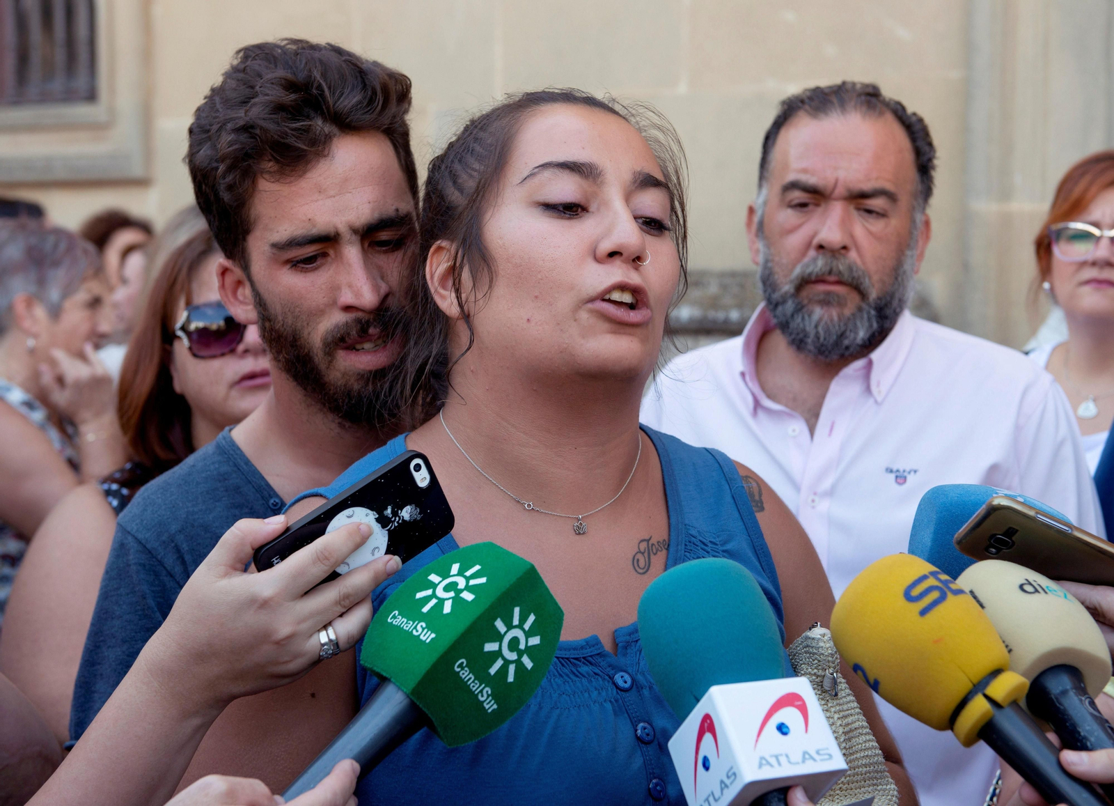 La hija mayor de la fallecida, en la concentración de Úbeda.