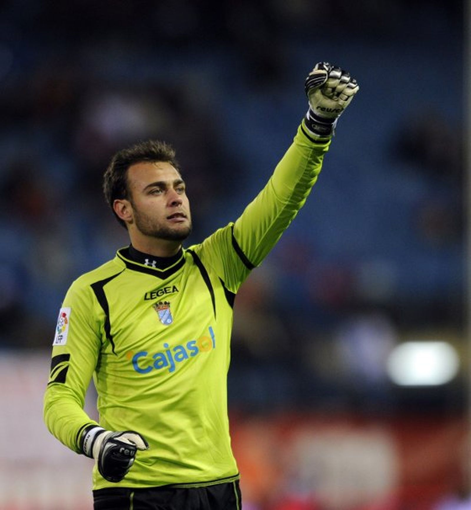 Machada del Deportivo, que ganó en el Calderón a los colchoneros y sigue desinflando el colchón de puntos de sus rivales. Renan lo celebró puño en alto

Foto: efe