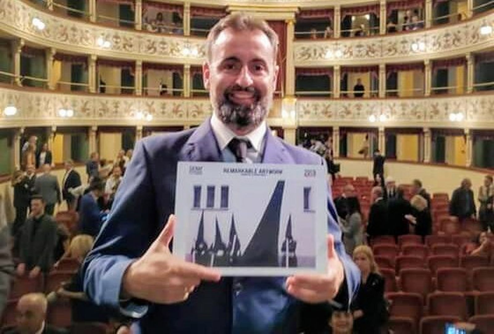 El sanluqueño Álvaro Vegazo mostrando su fotografía premiada en el Teatro Rinnovati de Siena.