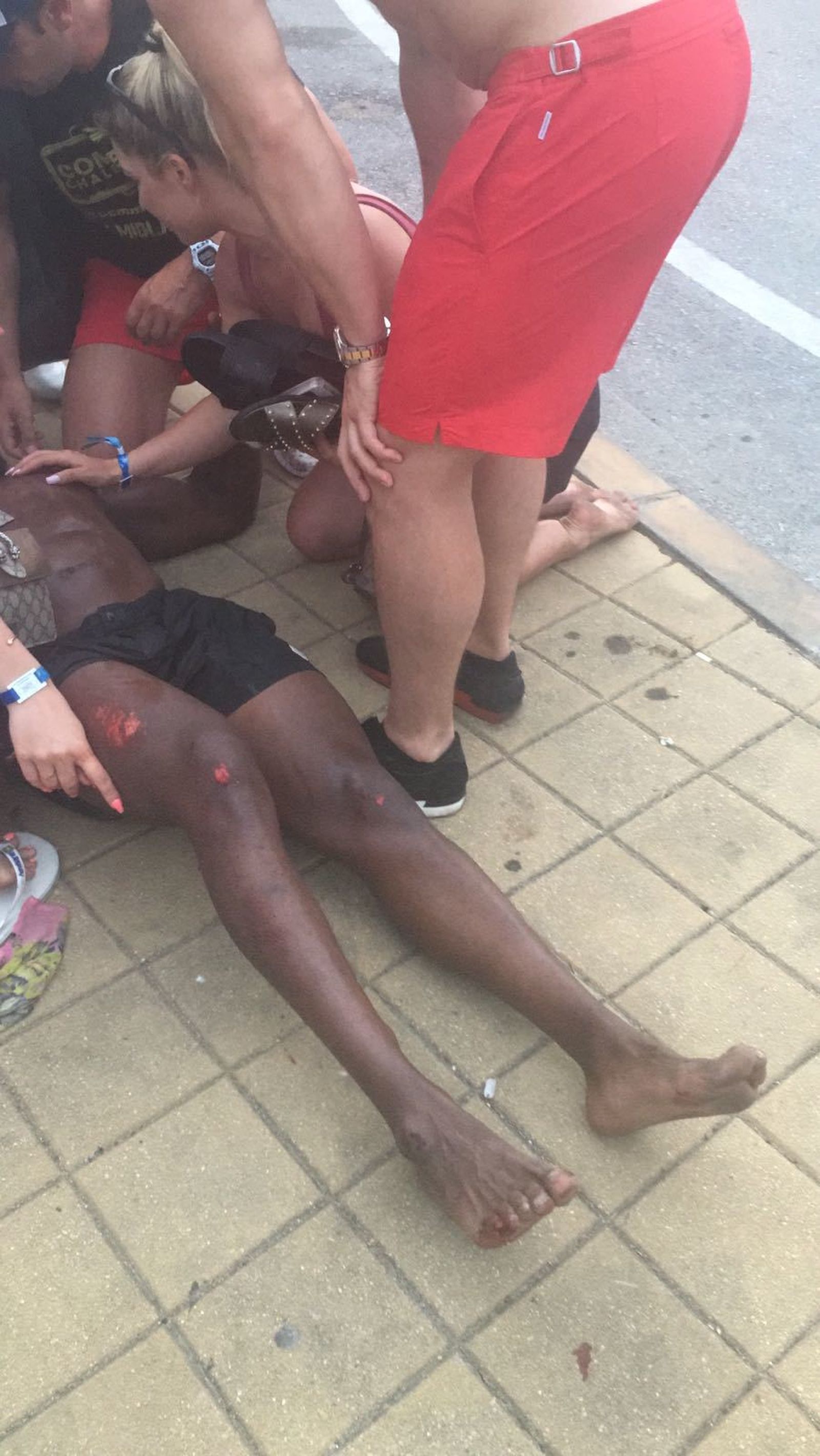 La gente ayuda a uno de los atropellados.