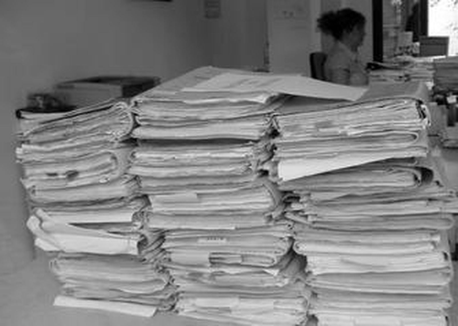 Montañas de papeles, en un juzgado de lo penal de Jerez, ayer por la mañana.