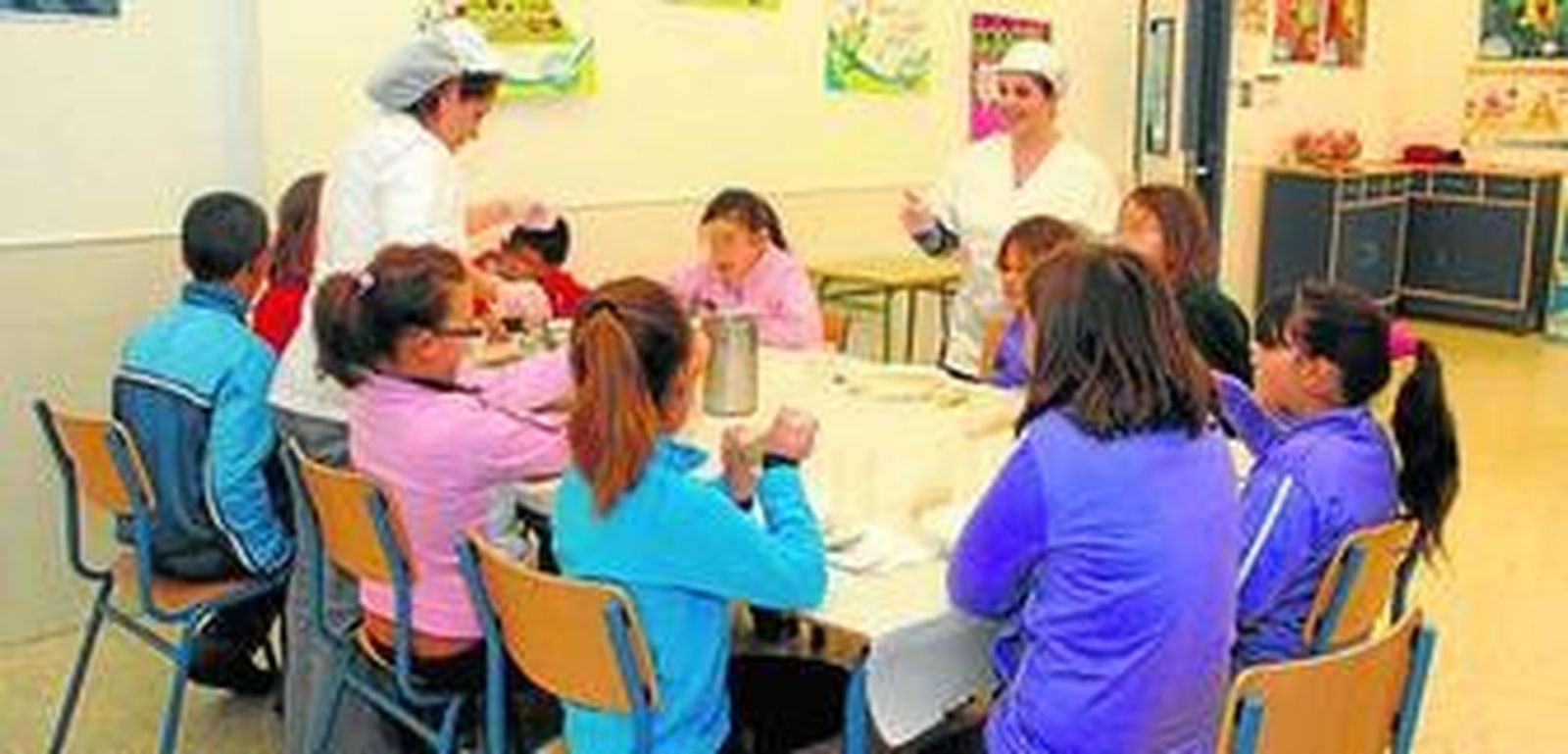 Un grupo de niños, comiendo, ayer, en un colegio de San Fernando.