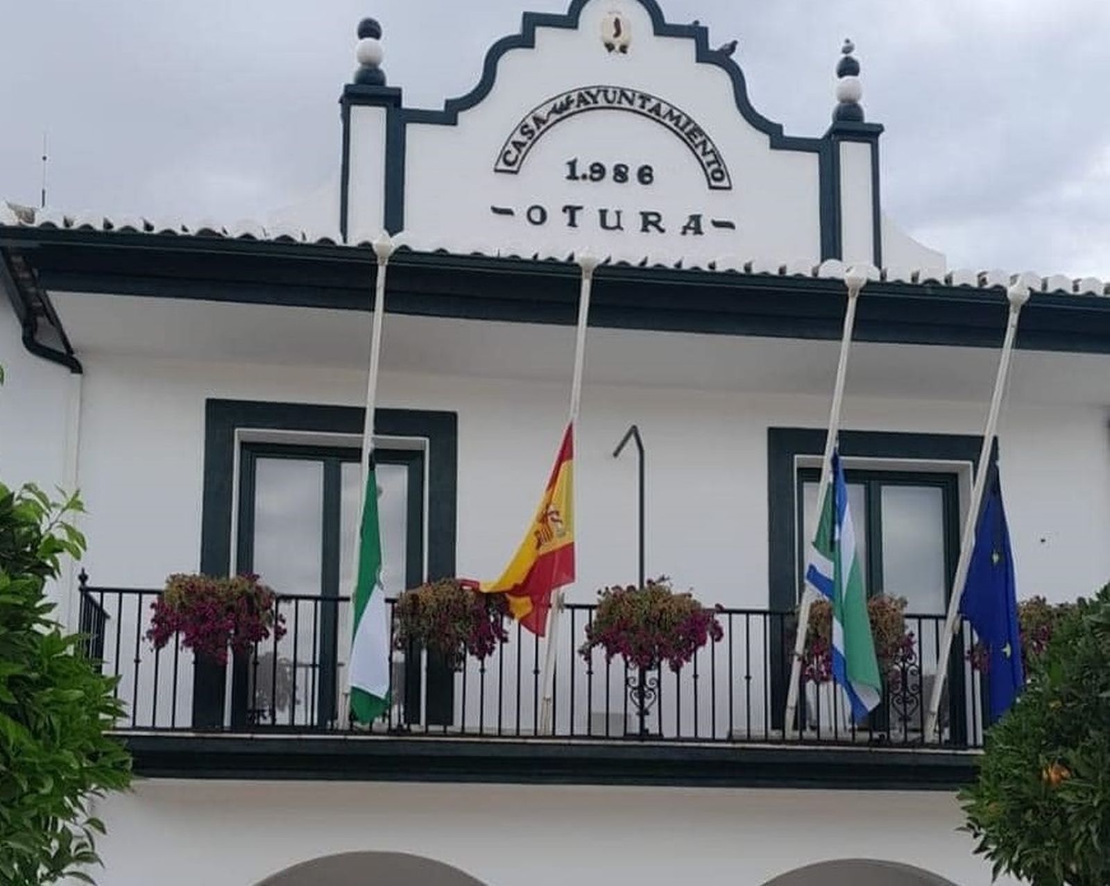Imagen del Ayuntamiento de Otura con las banderas ondeando a media asta