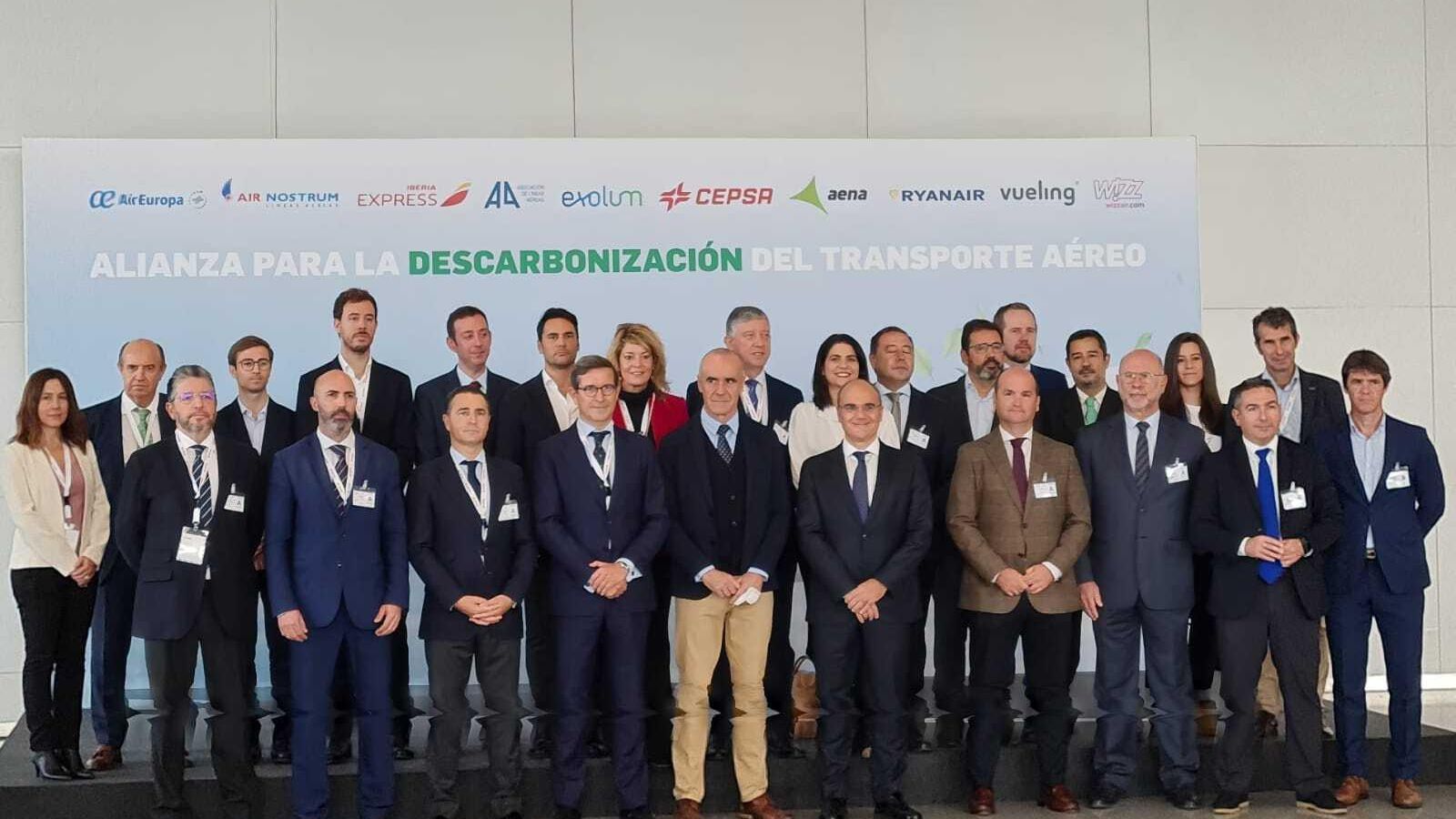 Autoridades y representantes empresariales presentes en el acto.