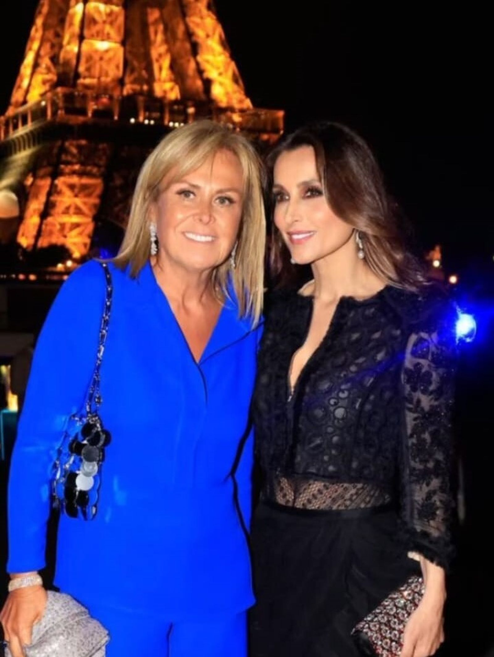 Rosa Clará y Paloma Cuevas con la Torre Eiffel de fondo