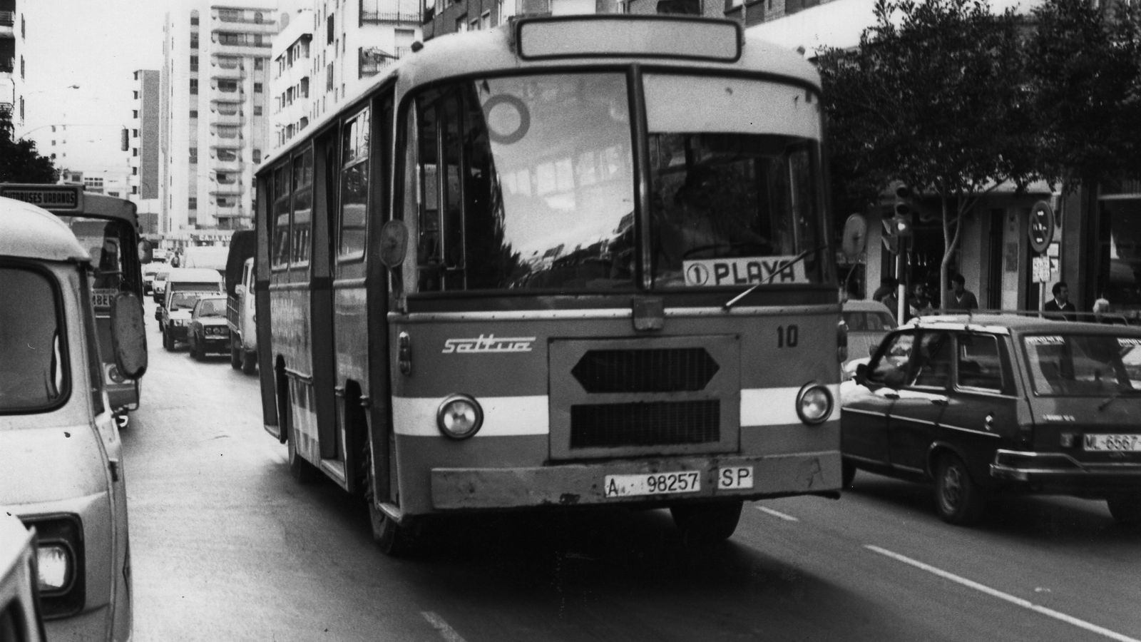 Autobús de Saltua por Obispo Orberá doble dirección