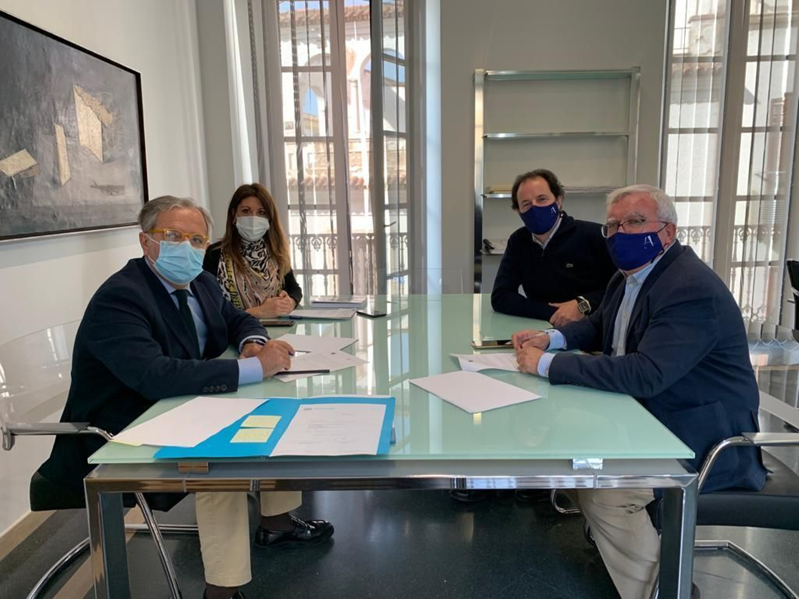 Representantes de Vimcorsa y el Colegio de Aparejadores en la firma del acuerdo.