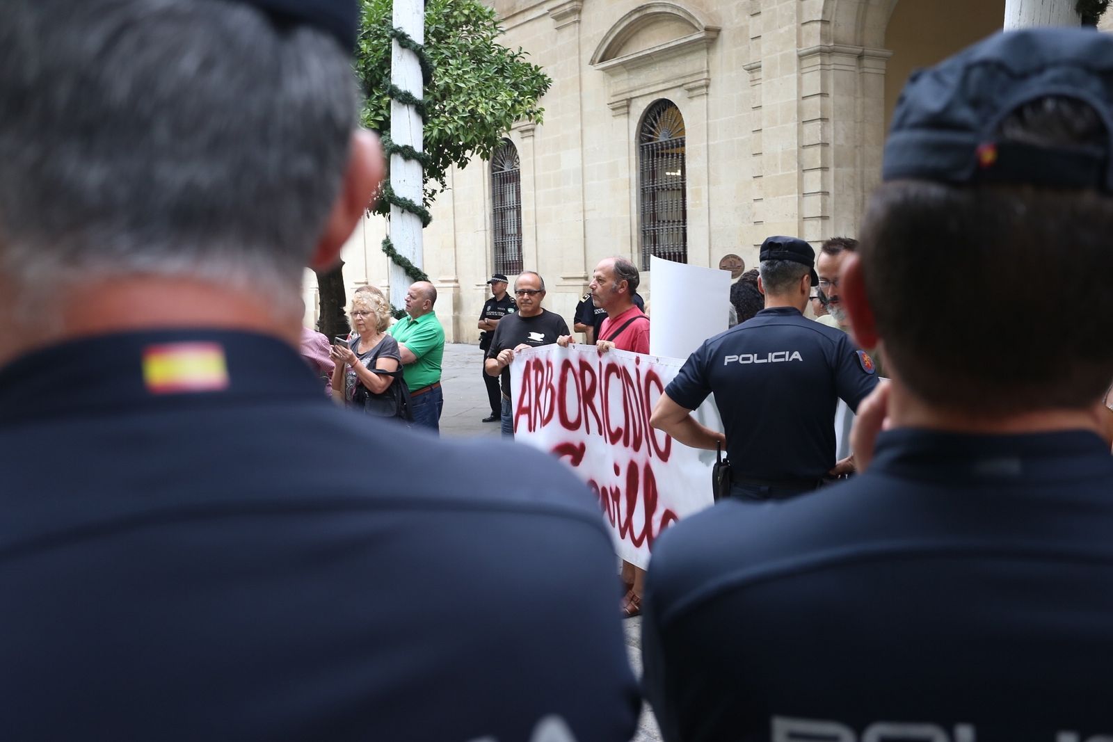 Protesta en la Plaza Nueva contra la tala de árboles