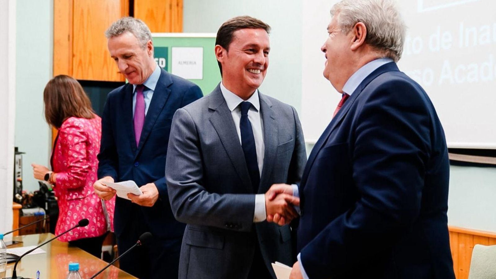 El presidente de la Diputación de Almería, Javier Aureliano, felicita al magistrado del Tribunal Constitucional, César Tolosa Tribiño